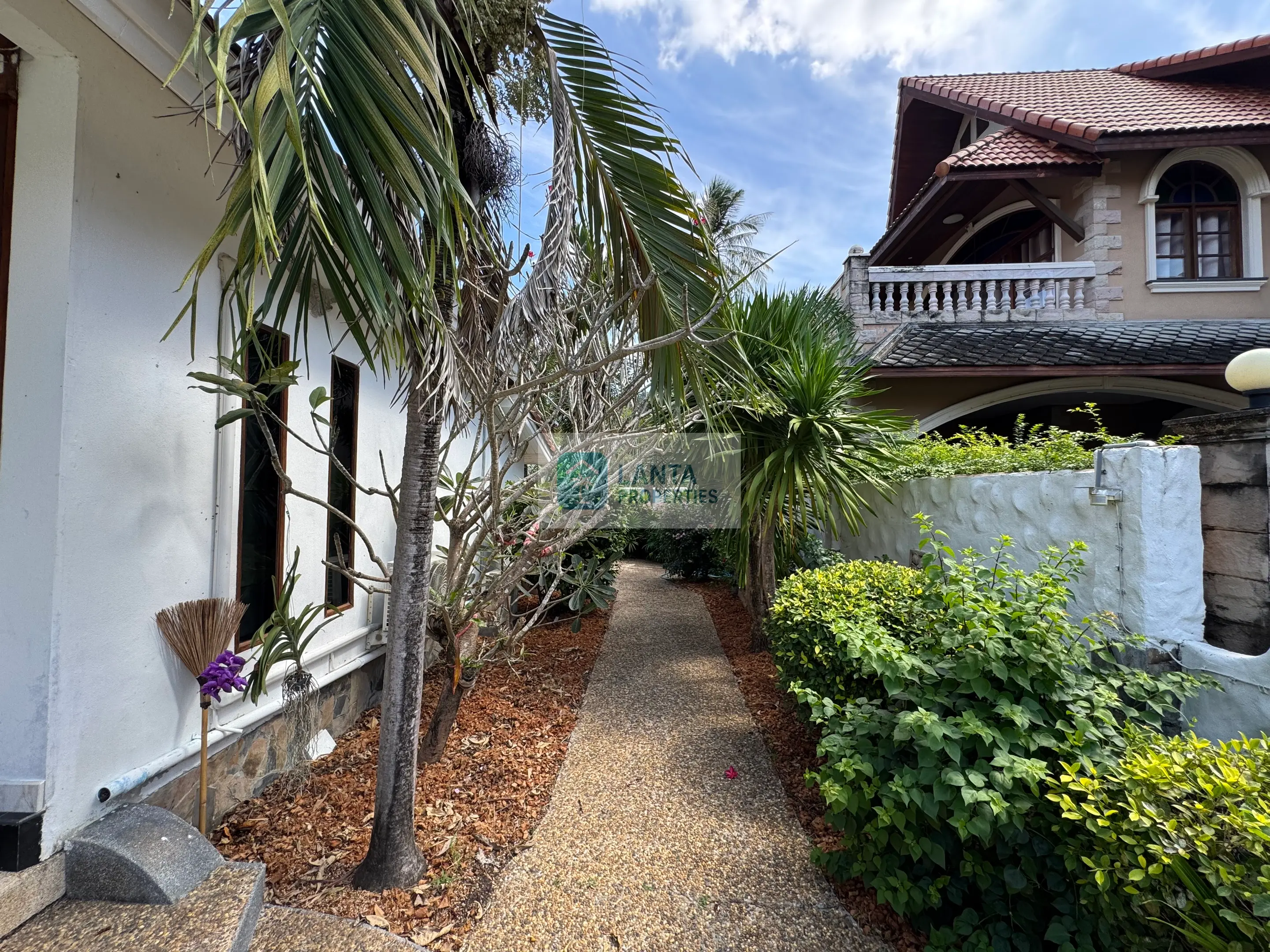 Unique villa with the best location Khlong Dao