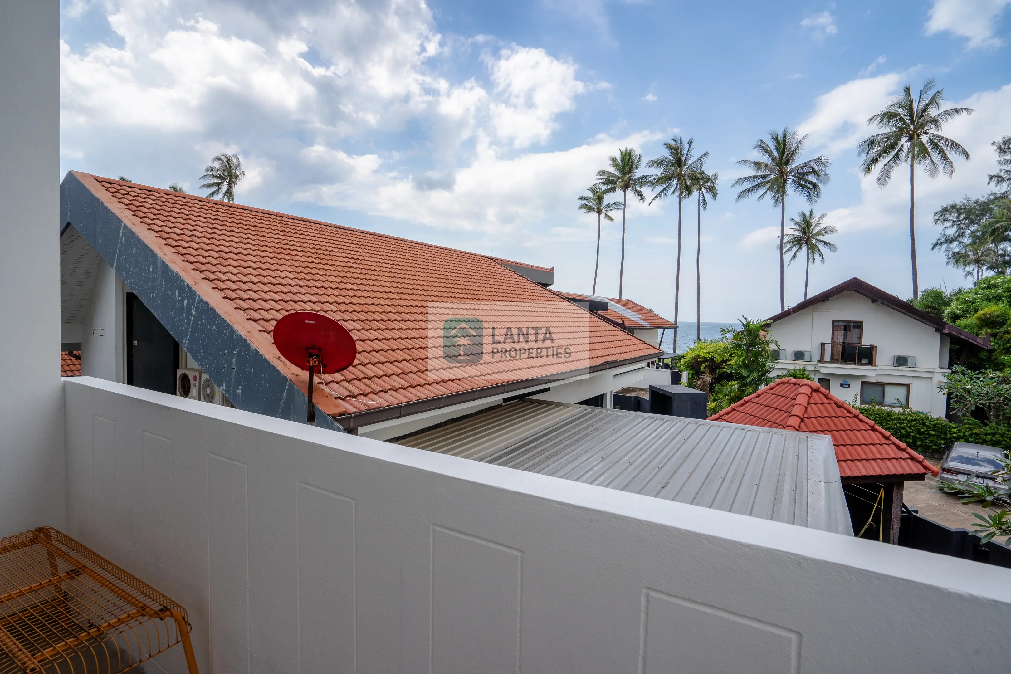 Townhouse with Pool Access and Sea Glimpse, Sai Naam Koh Lanta