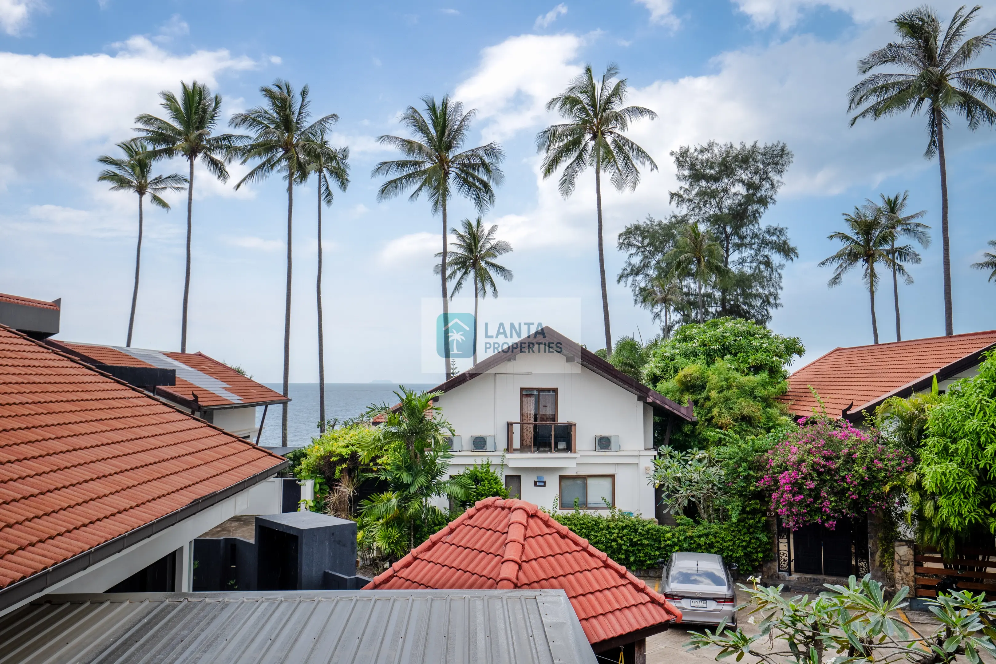 Townhouse with Pool Access and Sea Glimpse, Sai Naam Koh Lanta