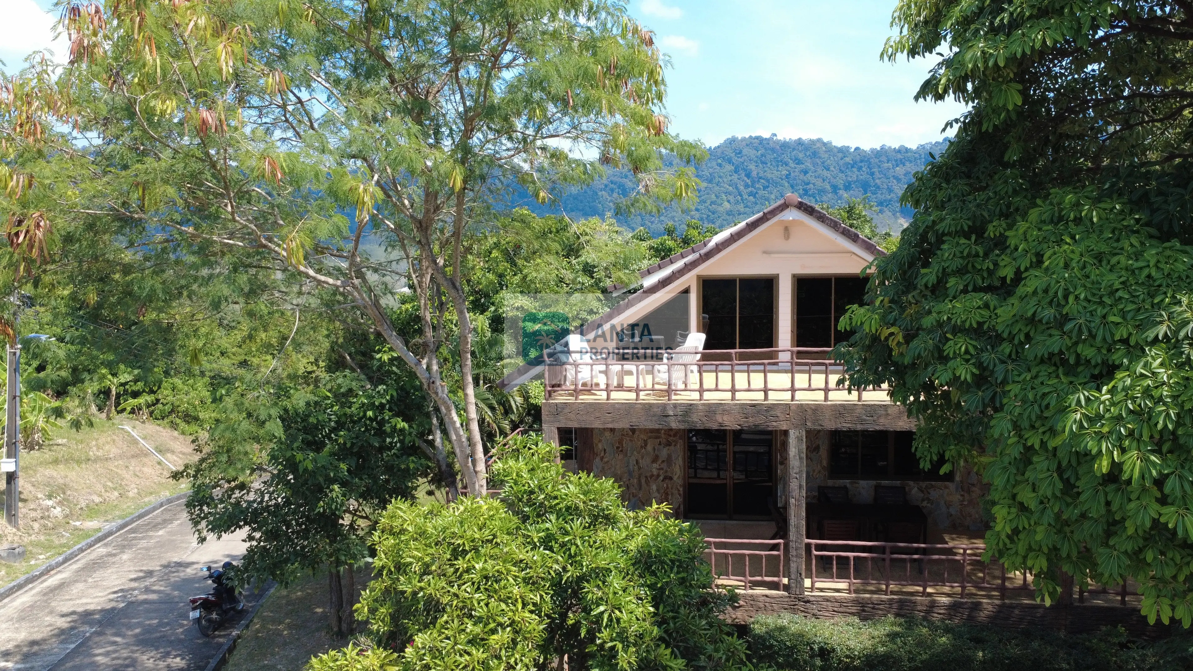 Villa at the Top of the Hill – Panoramic Views Over Koh Lanta