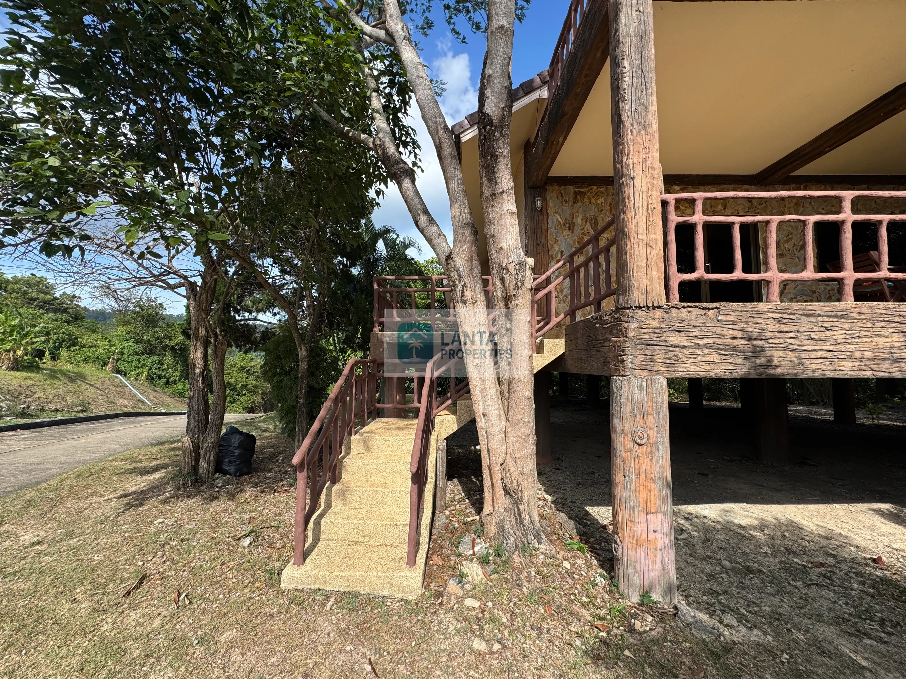 Villa at the Top of the Hill – Panoramic Views Over Koh Lanta