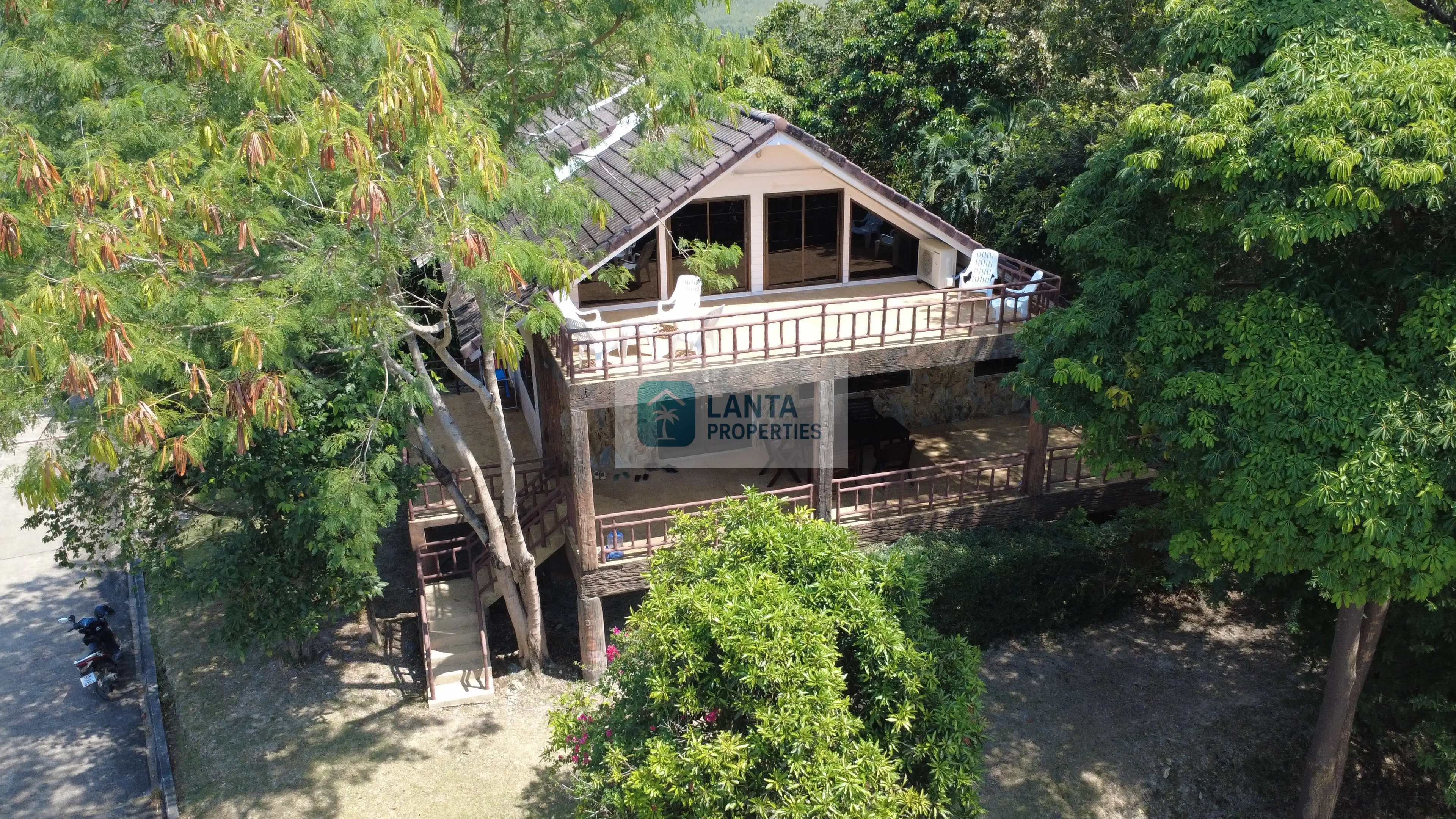 Villa at the Top of the Hill – Panoramic Views Over Koh Lanta