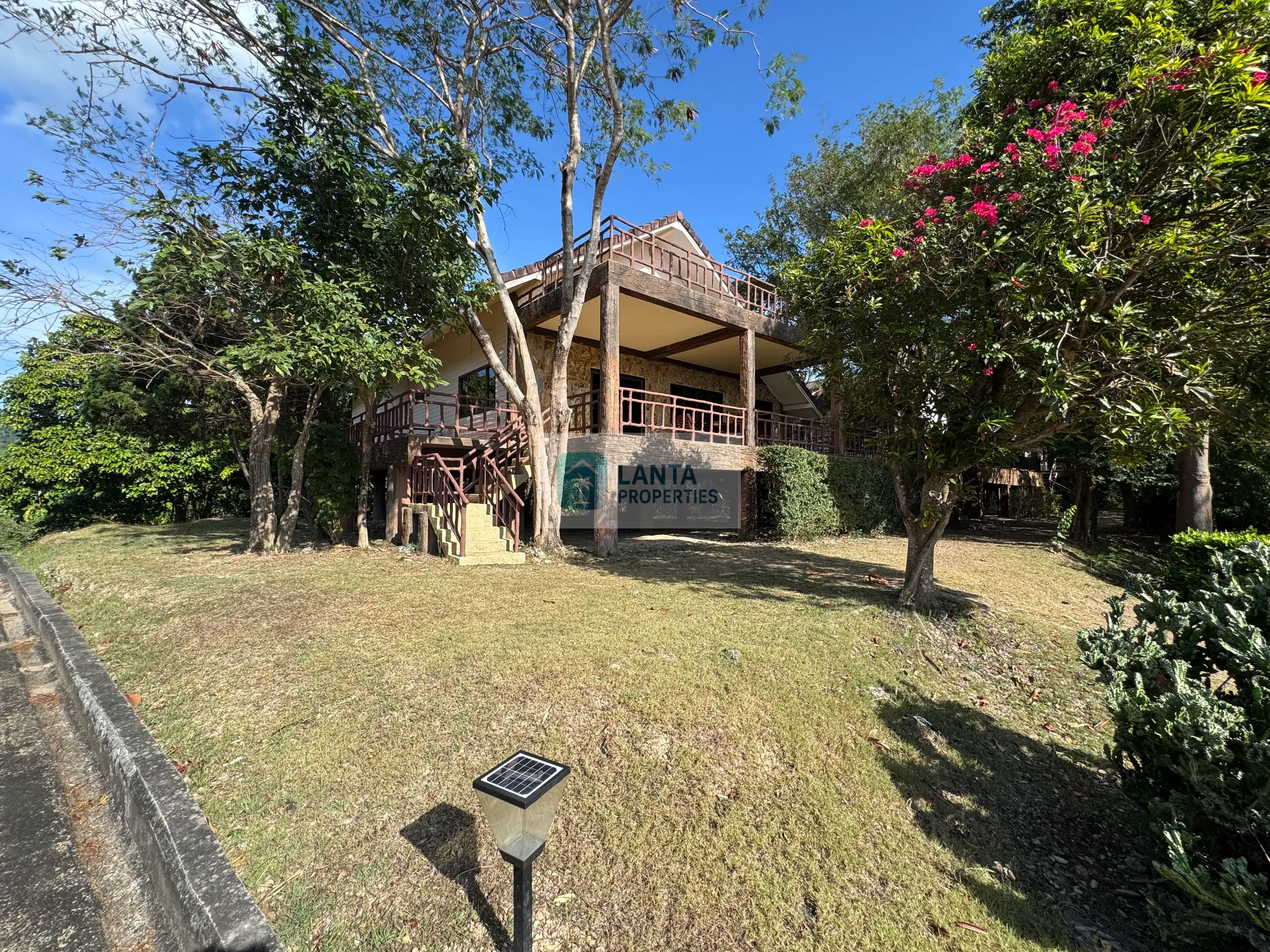 Villa at the Top of the Hill – Panoramic Views Over Koh Lanta