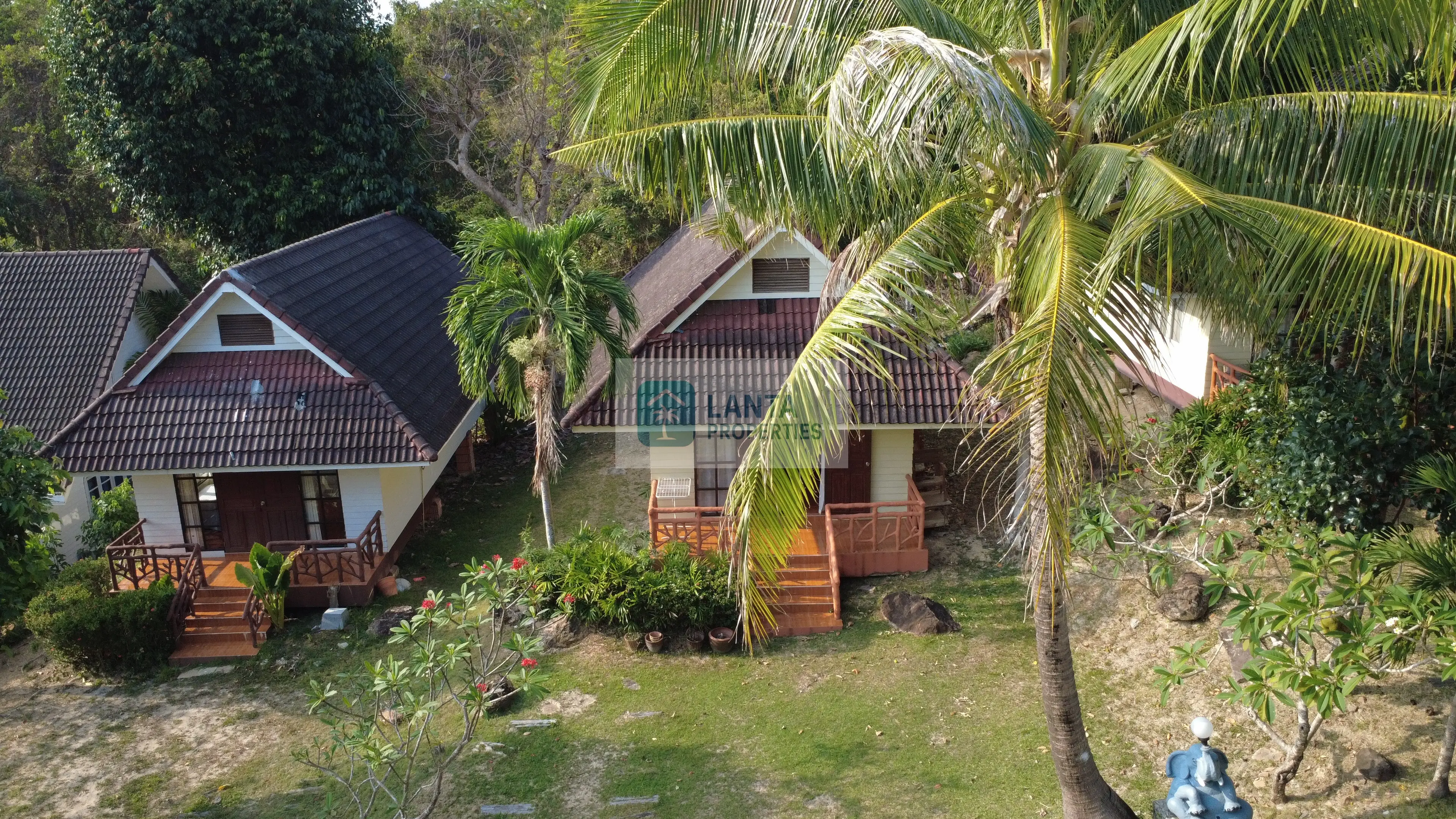 Charming bungalow with patio and shared pool