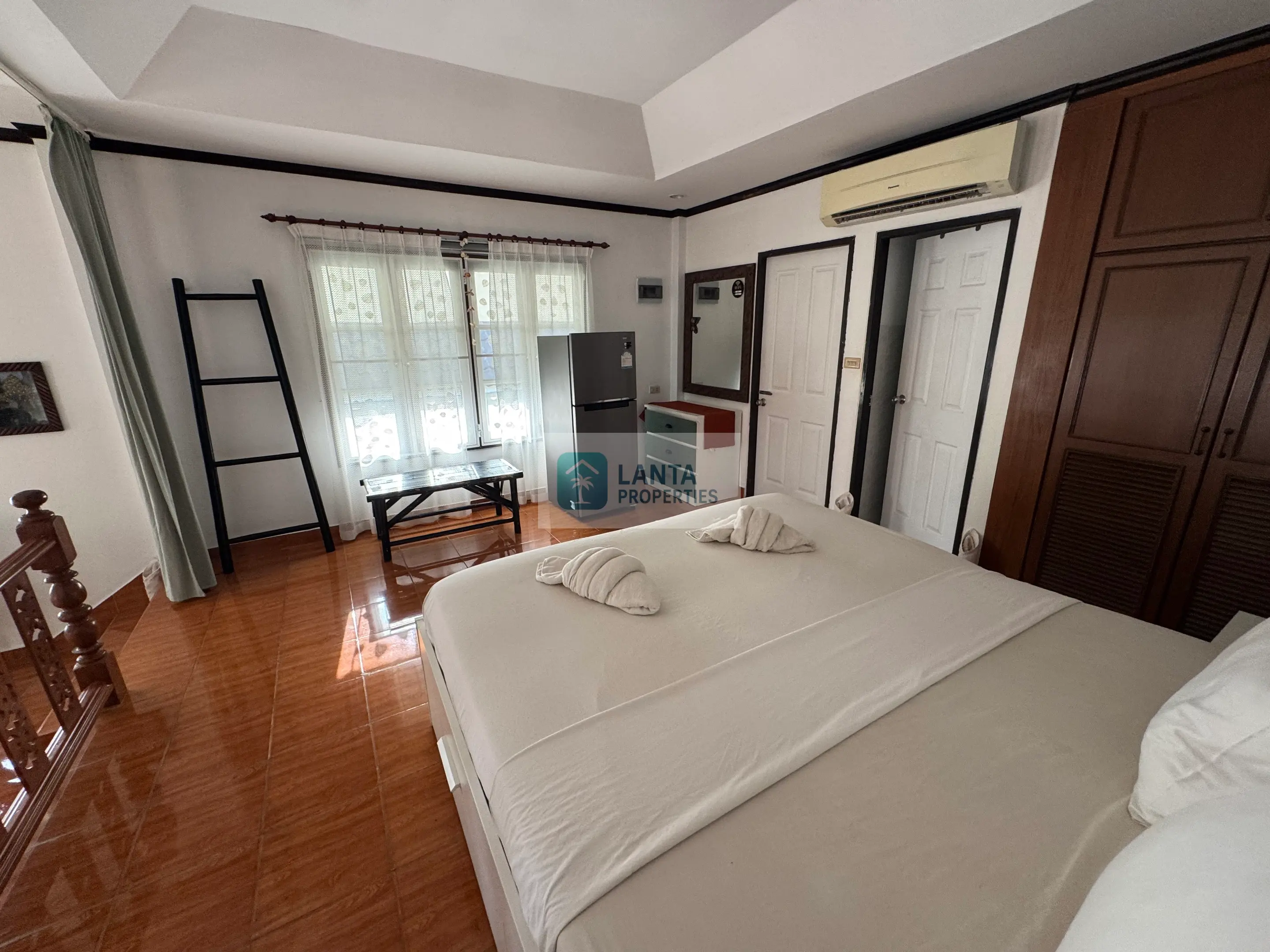 Charming bungalow with patio and shared pool
