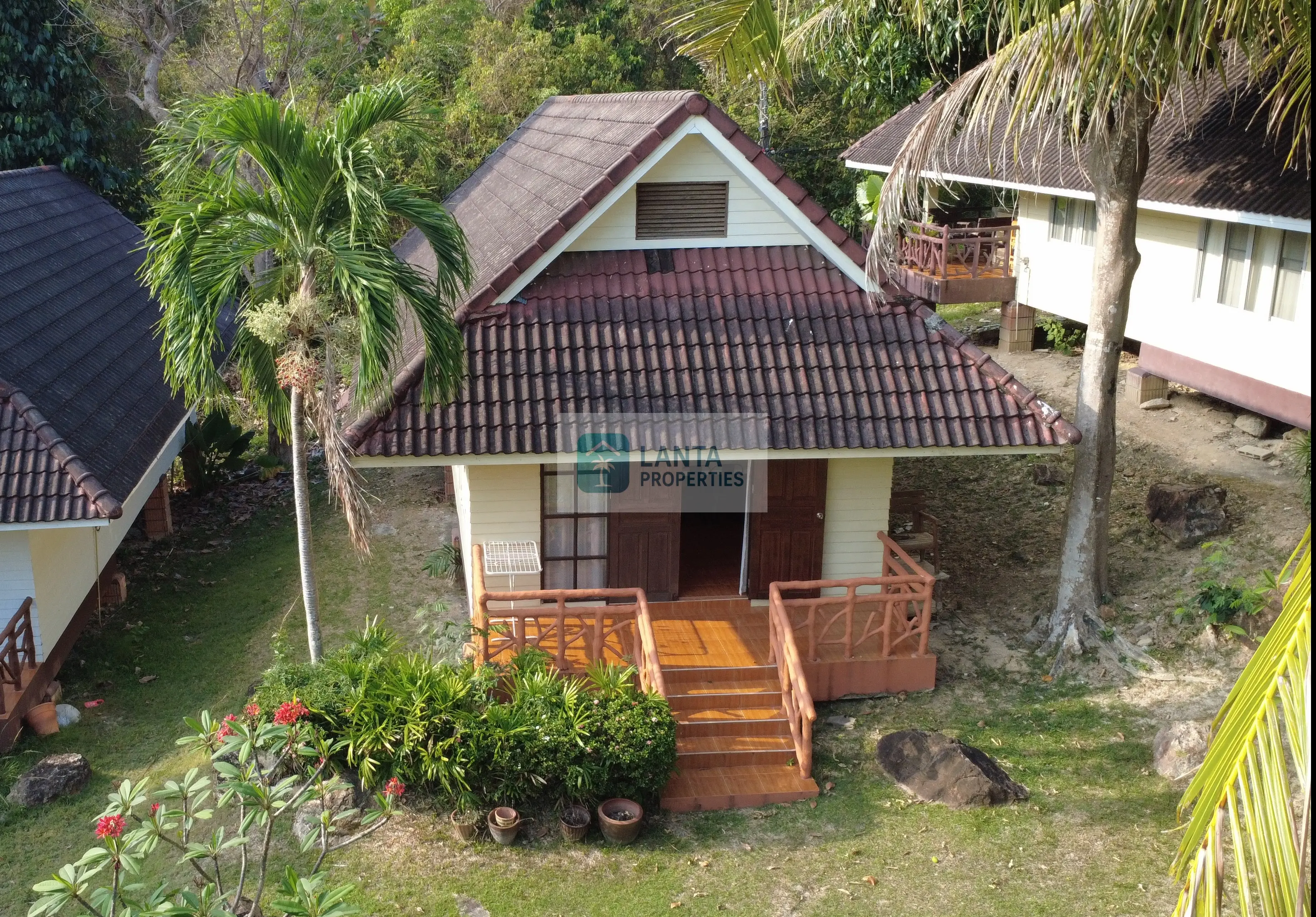 Charming bungalow with patio and shared pool