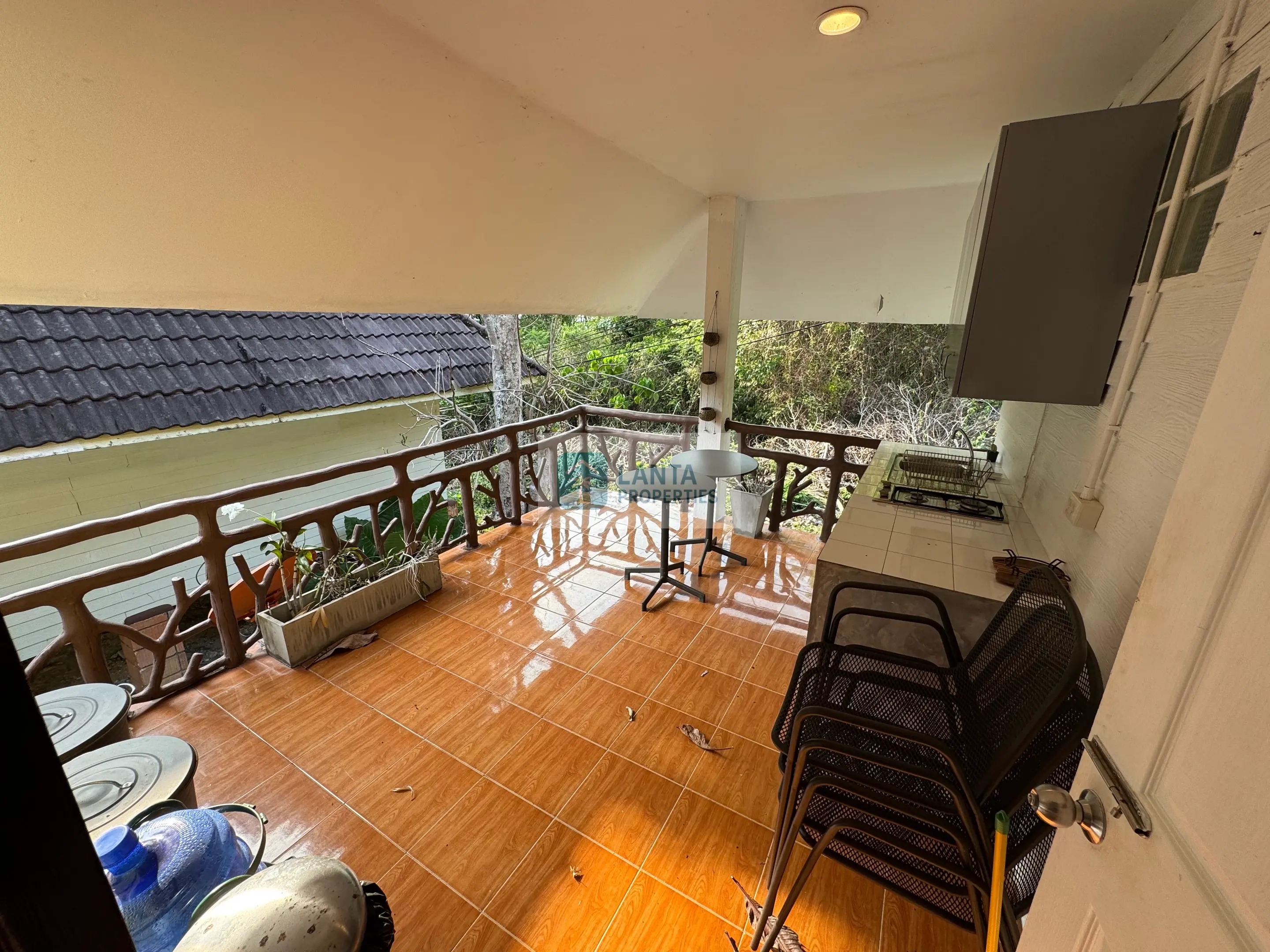 Charming bungalow with patio and shared pool