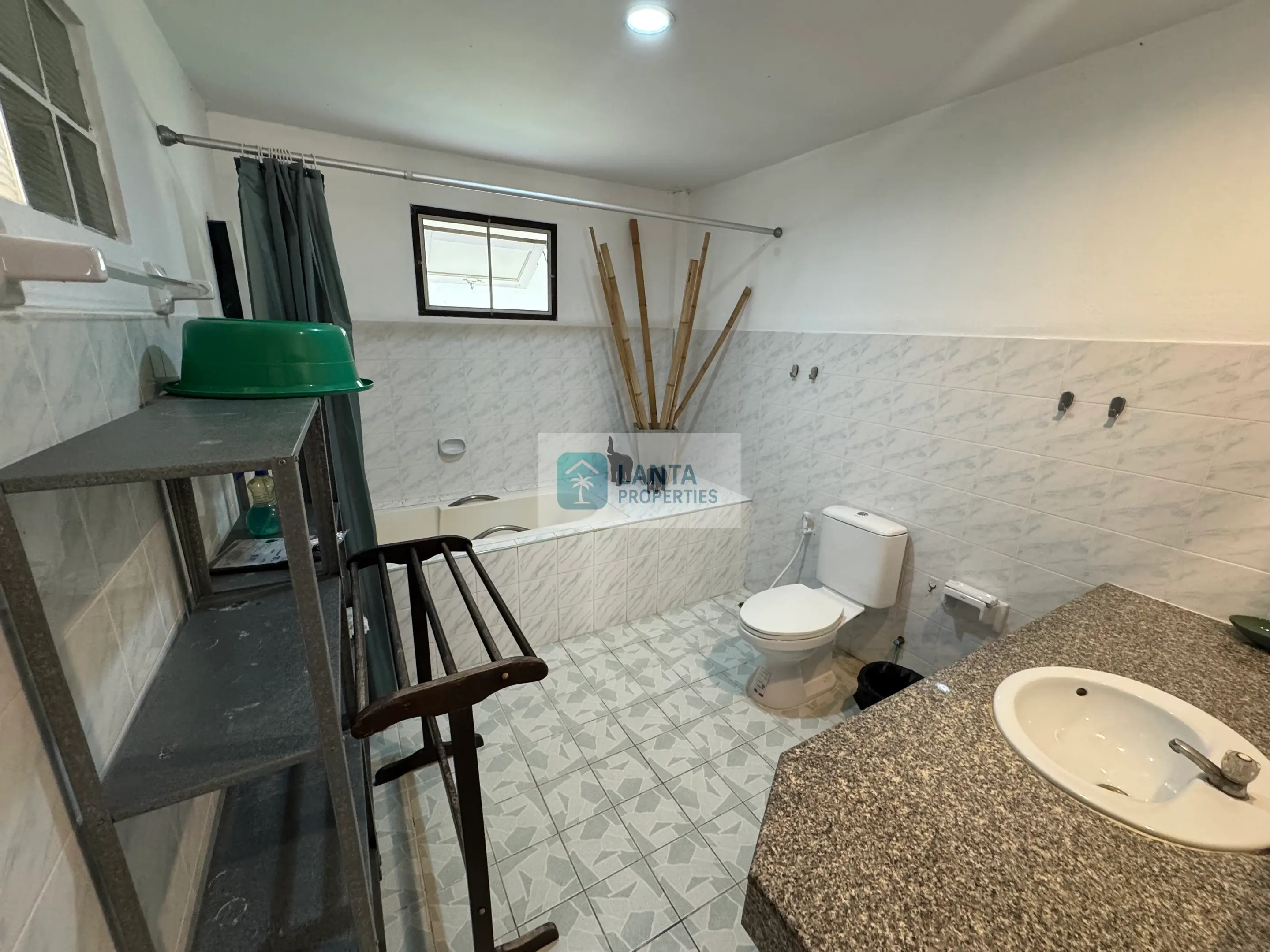 Charming bungalow with patio and shared pool