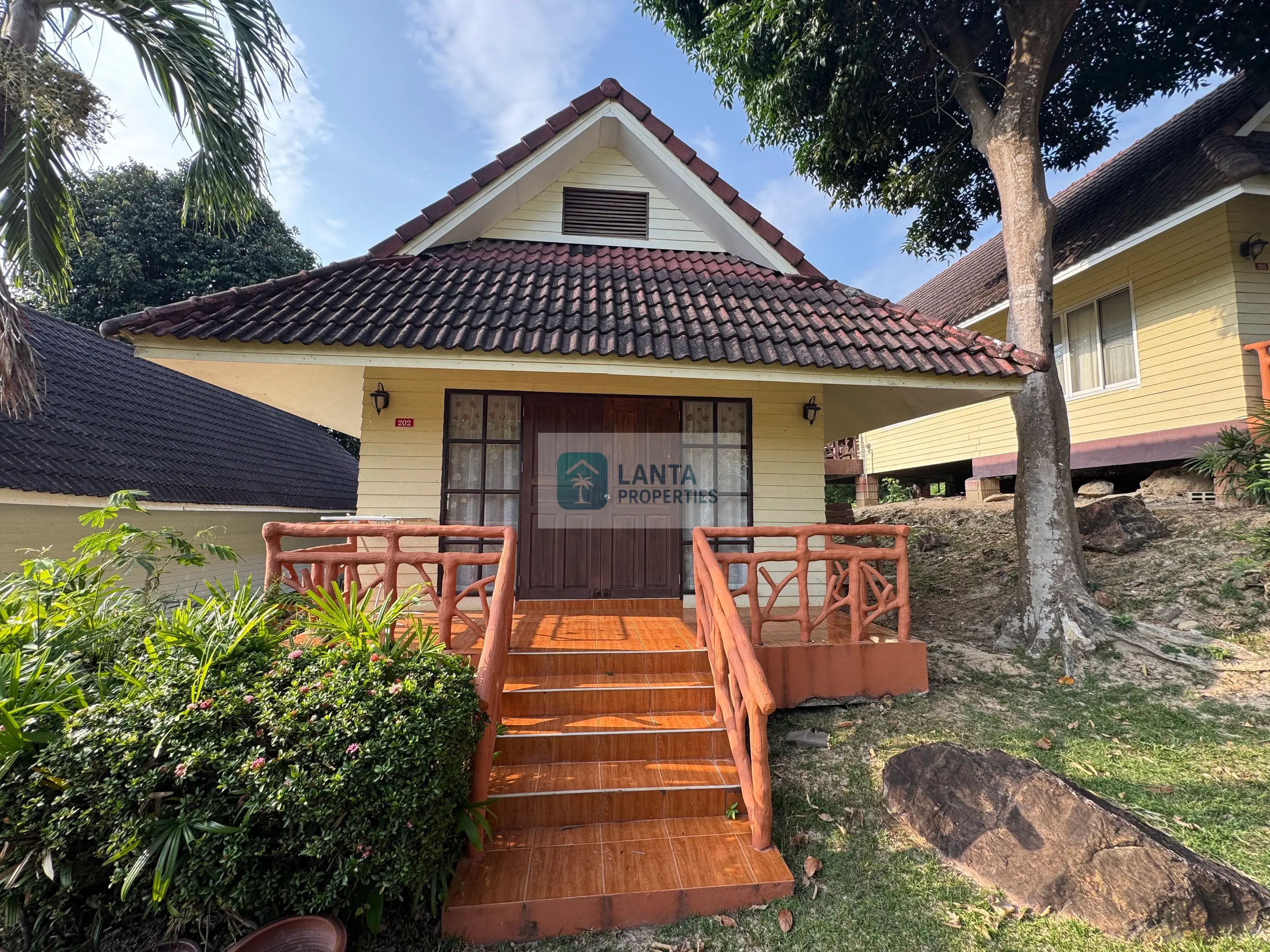 Charming bungalow with patio and shared pool