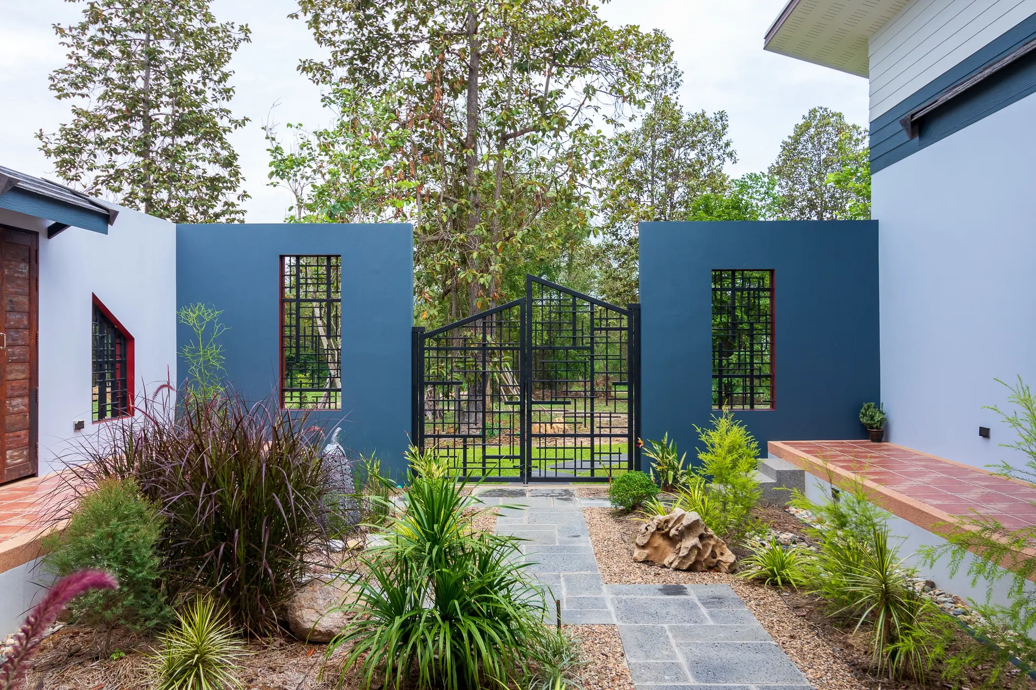 Modern Art Resort-Style Lake Home