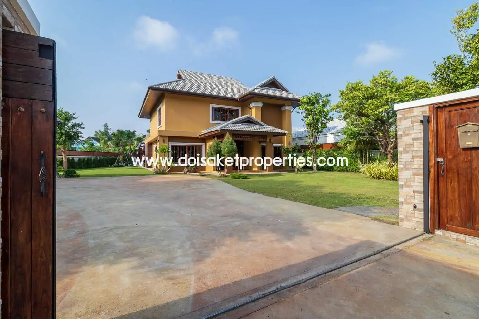(HS210-04) Gorgeous 2 Storey Home with Swimming Pool for Sale in a Moo Baan in San Na Meng, San Sai