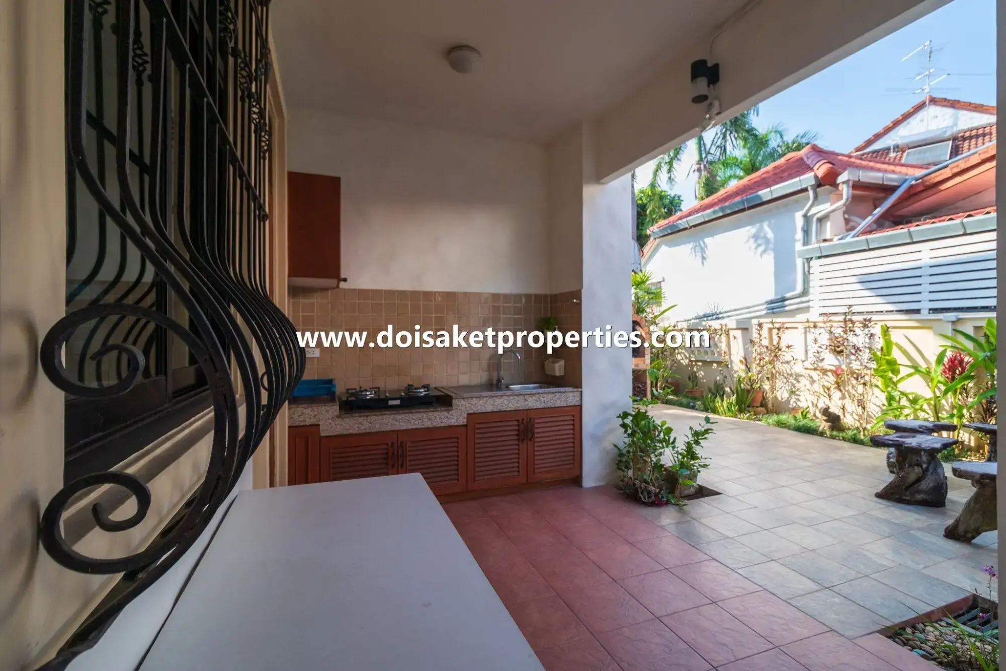 (HS343-04) Luxurious Large Spanish Villa Style Home for Sale in Palm Springs, Nong Hoi, Chiang Mai