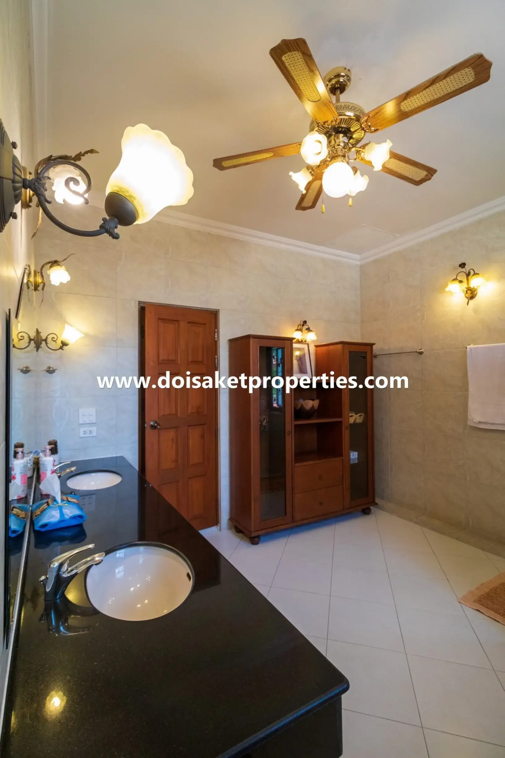 (HS343-04) Luxurious Large Spanish Villa Style Home for Sale in Palm Springs, Nong Hoi, Chiang Mai