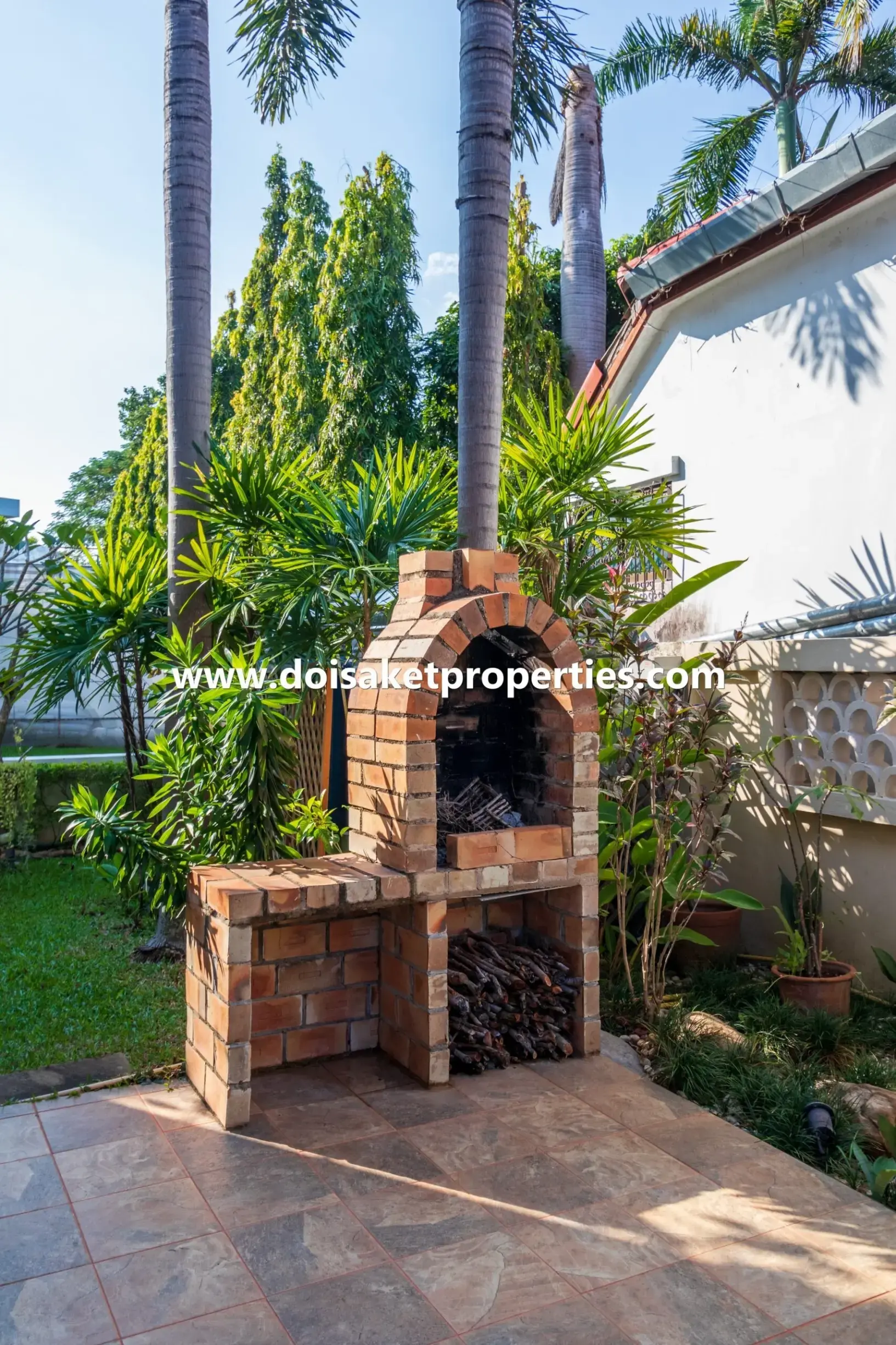 (HS343-04) Luxurious Large Spanish Villa Style Home for Sale in Palm Springs, Nong Hoi, Chiang Mai