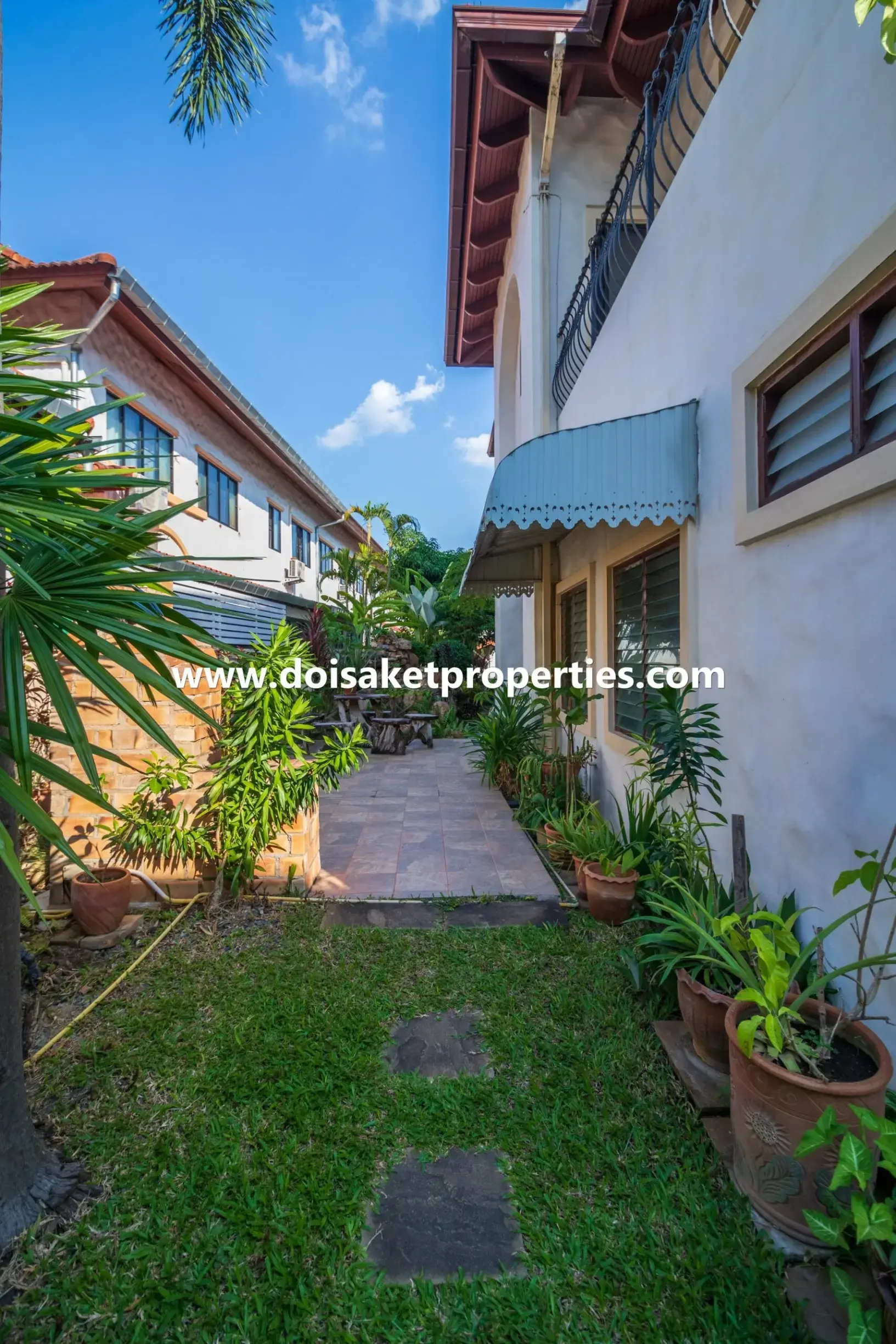 (HS343-04) Luxurious Large Spanish Villa Style Home for Sale in Palm Springs, Nong Hoi, Chiang Mai