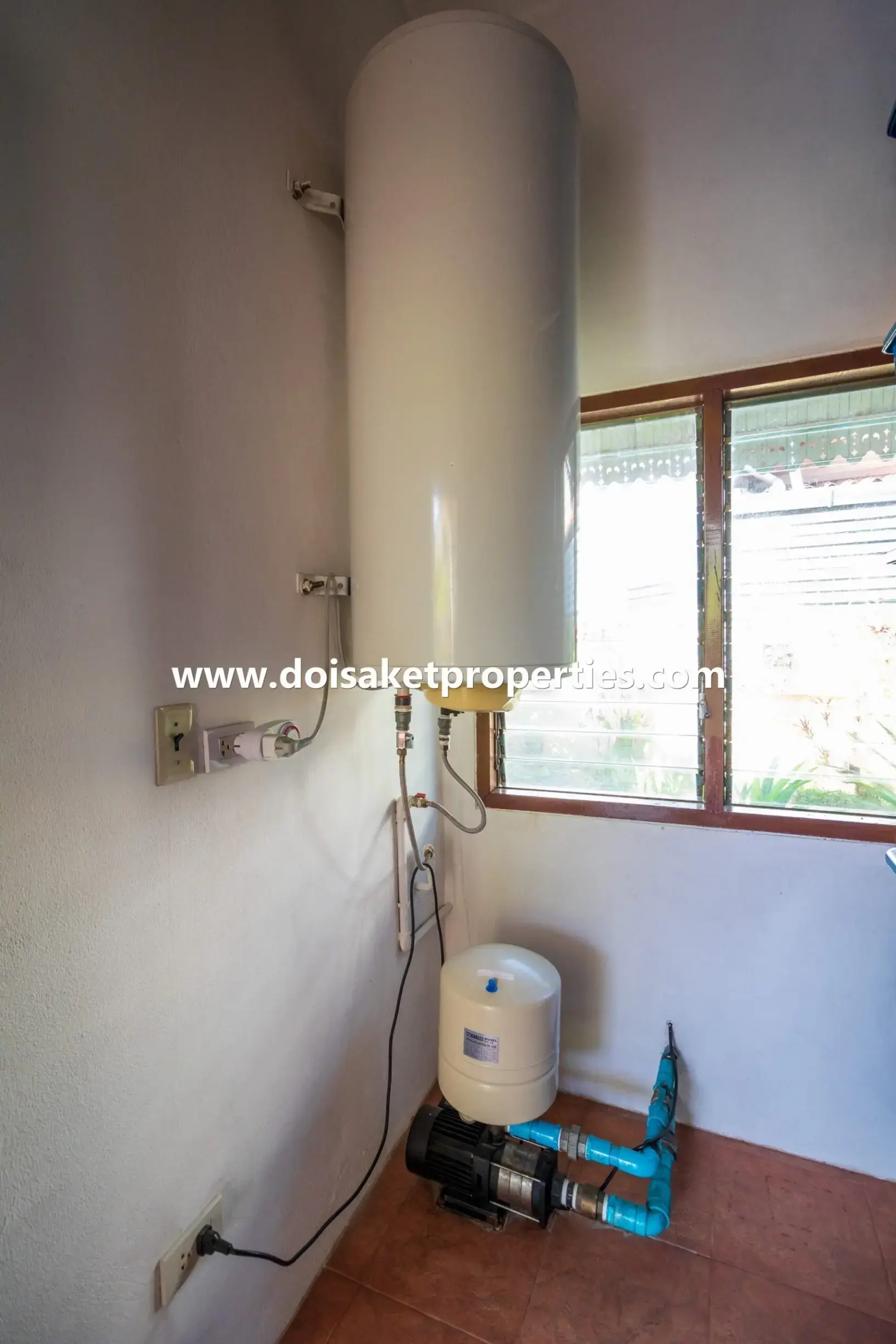 (HS343-04) Luxurious Large Spanish Villa Style Home for Sale in Palm Springs, Nong Hoi, Chiang Mai