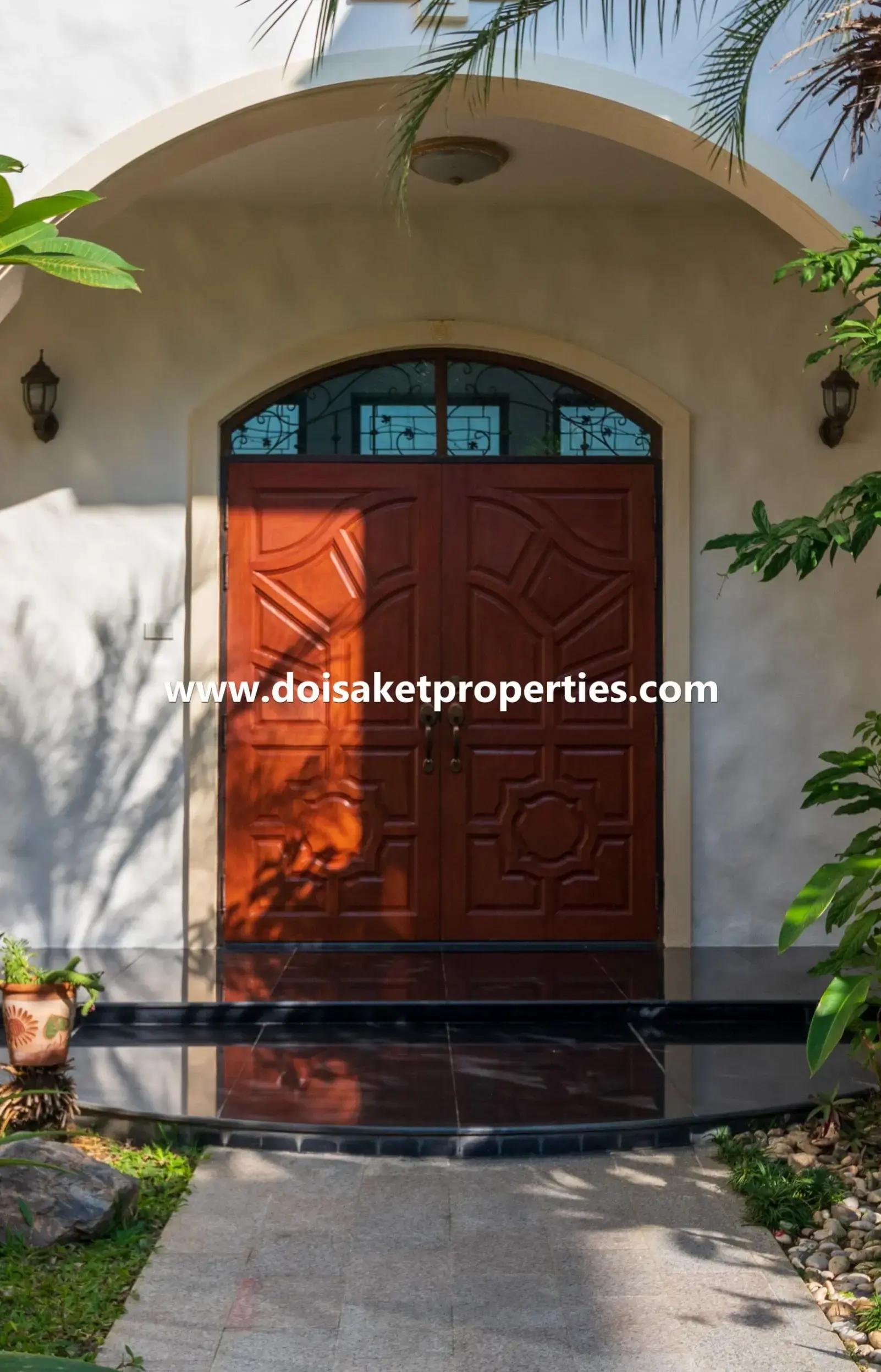 (HS343-04) Luxurious Large Spanish Villa Style Home for Sale in Palm Springs, Nong Hoi, Chiang Mai