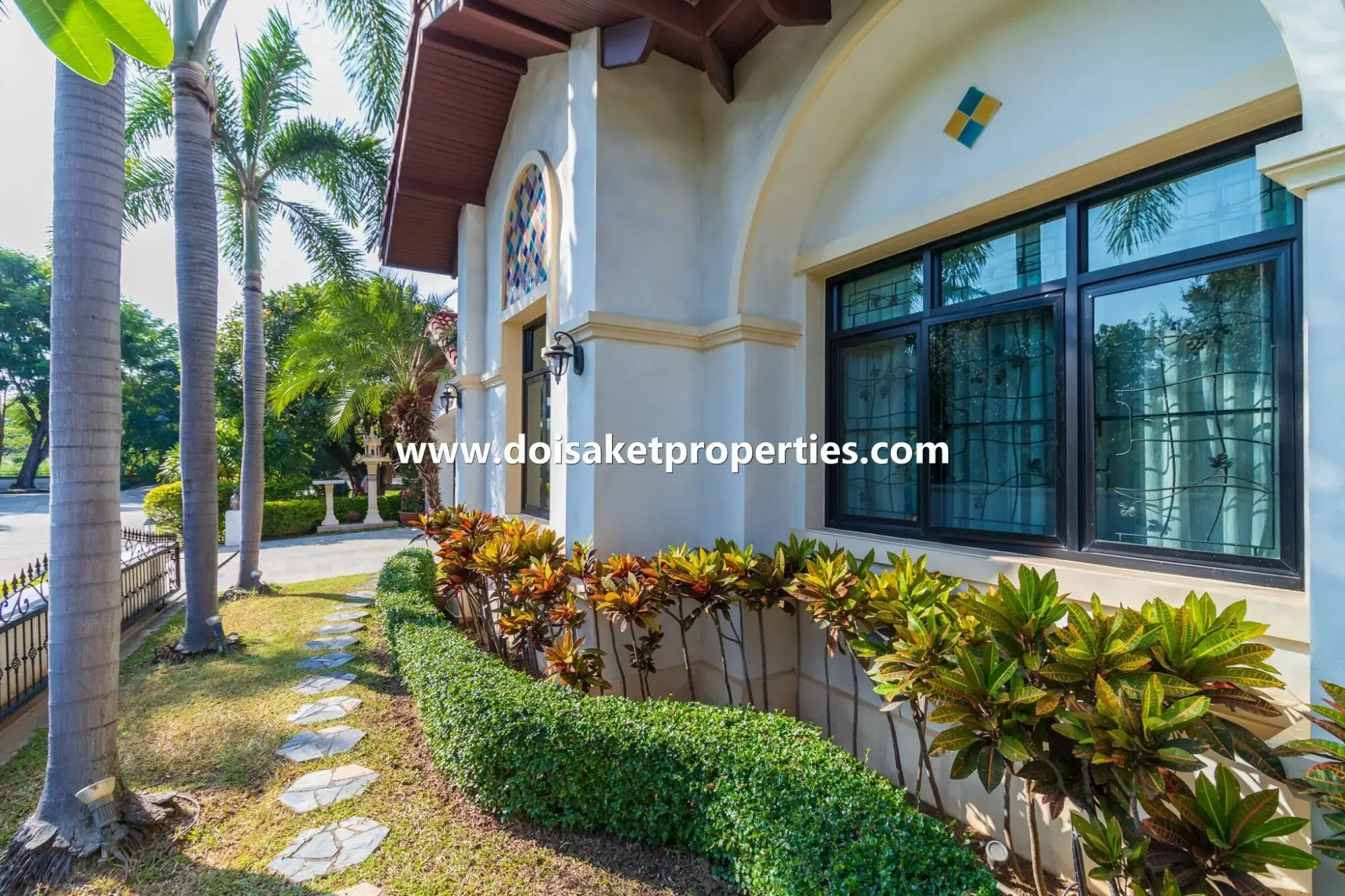 (HS343-04) Luxurious Large Spanish Villa Style Home for Sale in Palm Springs, Nong Hoi, Chiang Mai
