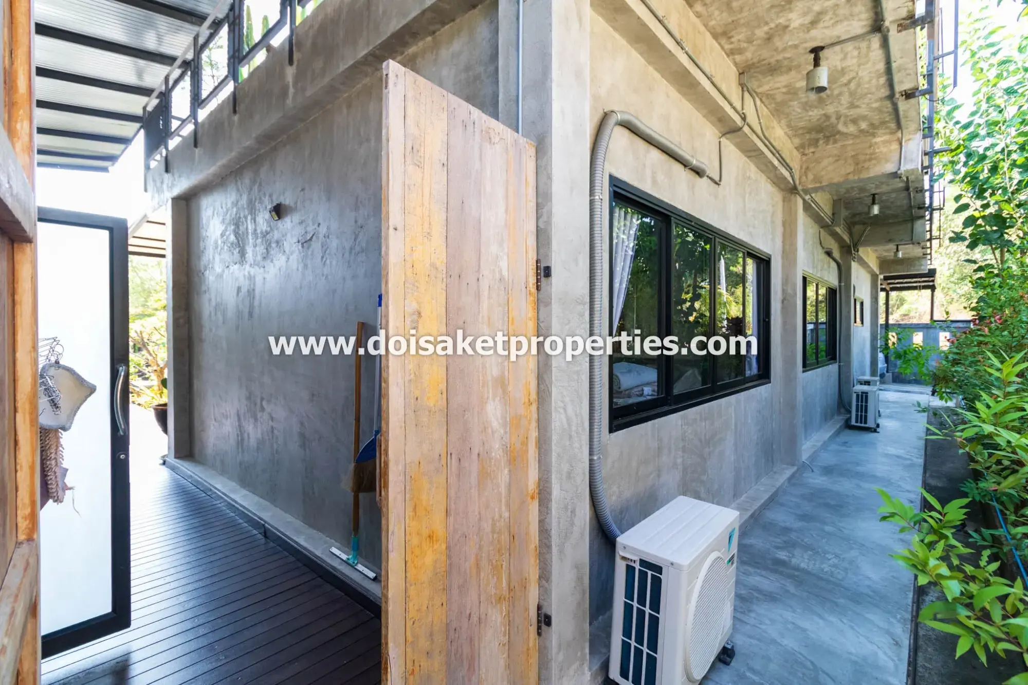 (HS365-06) Beautifully-Designed 4-Bedroom Modern Home with 2-Bedroom Guest House for Sale in Luang Nuea, Doi Saket
