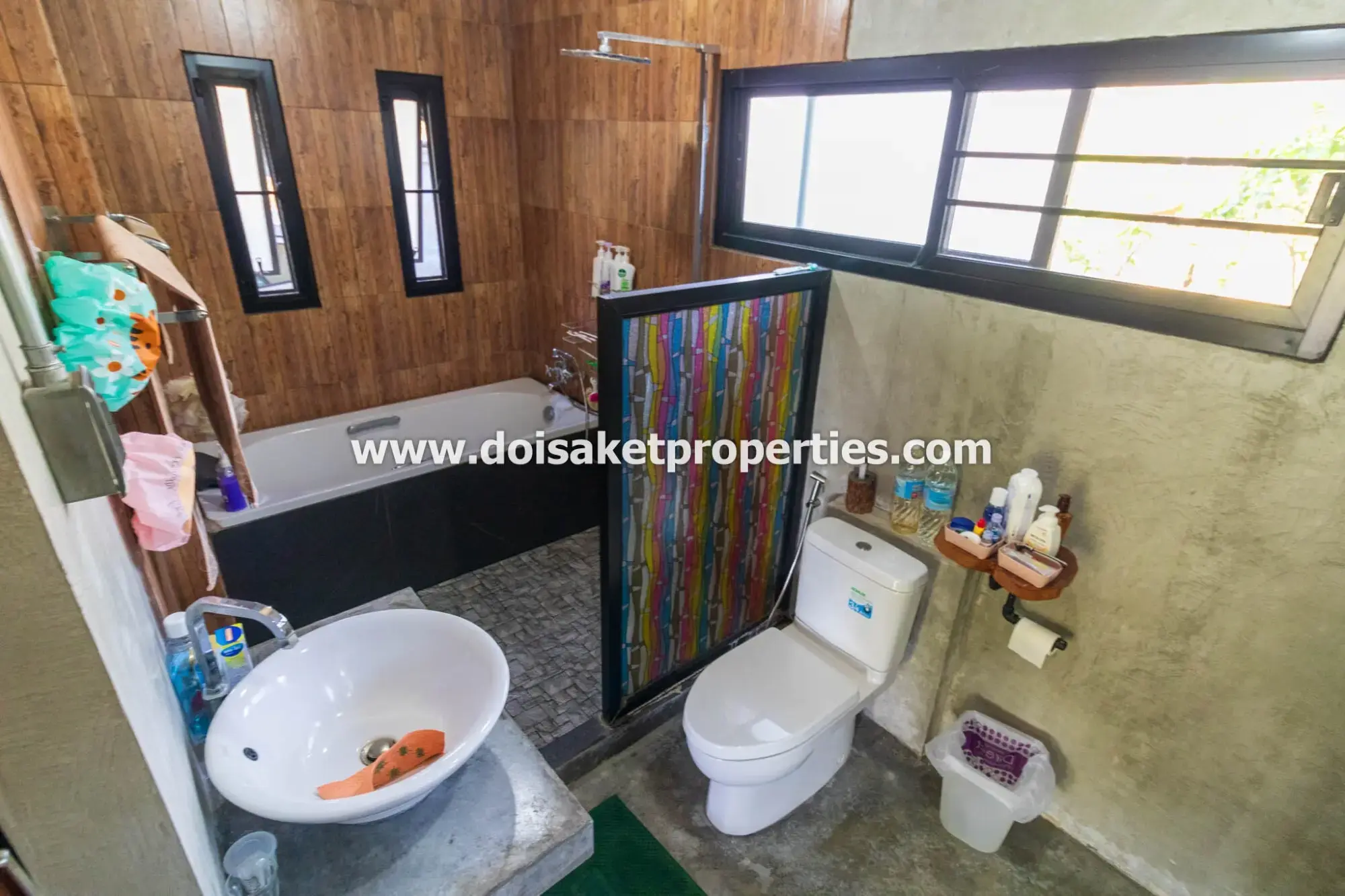(HS365-06) Beautifully-Designed 4-Bedroom Modern Home with 2-Bedroom Guest House for Sale in Luang Nuea, Doi Saket