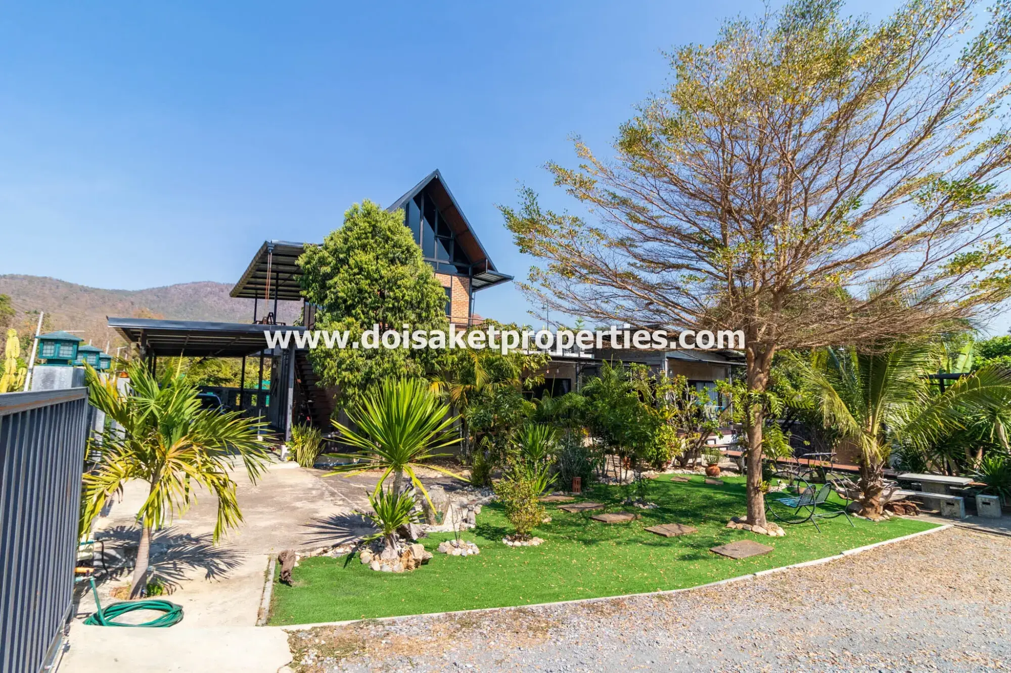 (HS365-06) Beautifully-Designed 4-Bedroom Modern Home with 2-Bedroom Guest House for Sale in Luang Nuea, Doi Saket