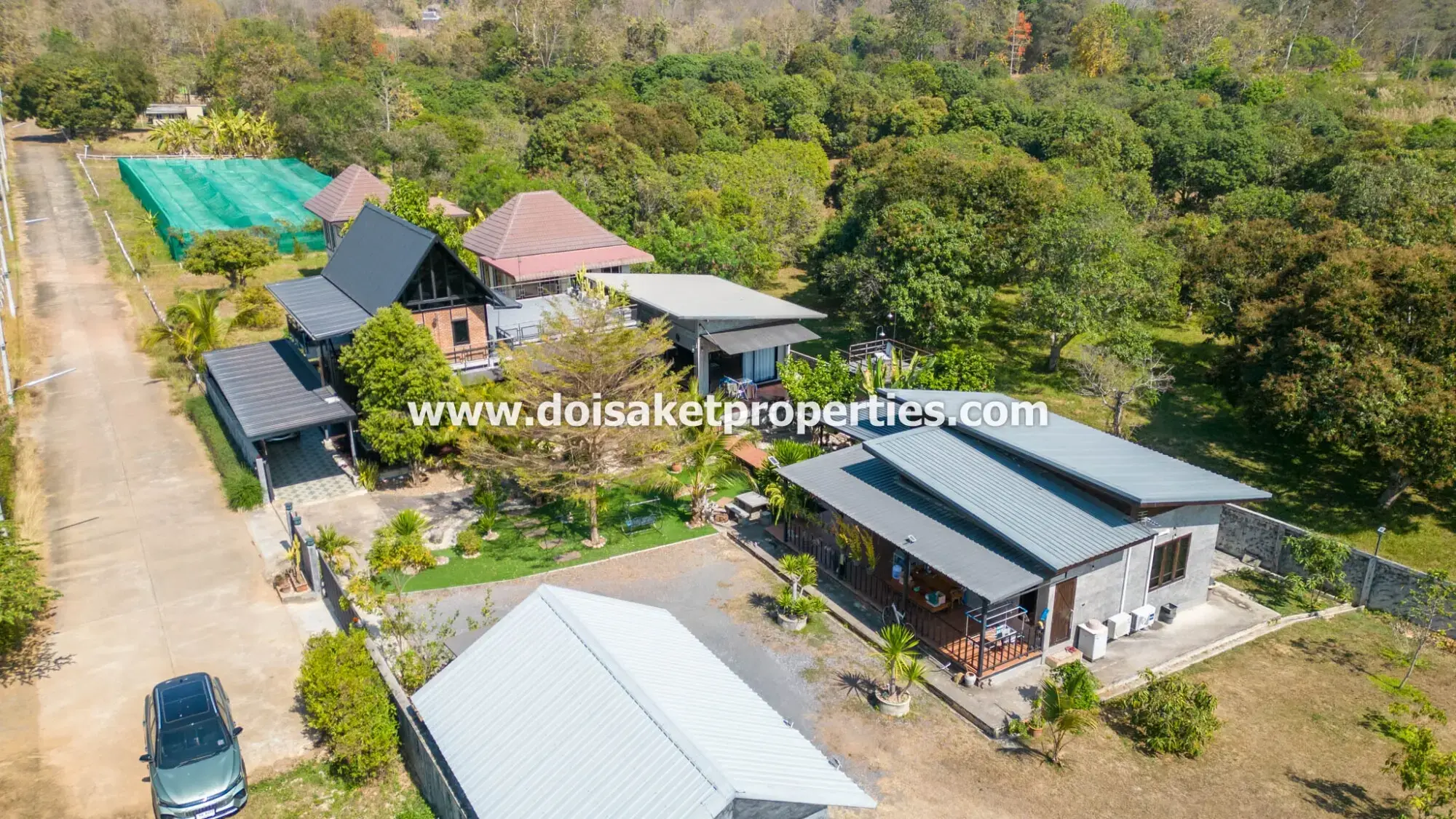 (HS365-06) Beautifully-Designed 4-Bedroom Modern Home with 2-Bedroom Guest House for Sale in Luang Nuea, Doi Saket