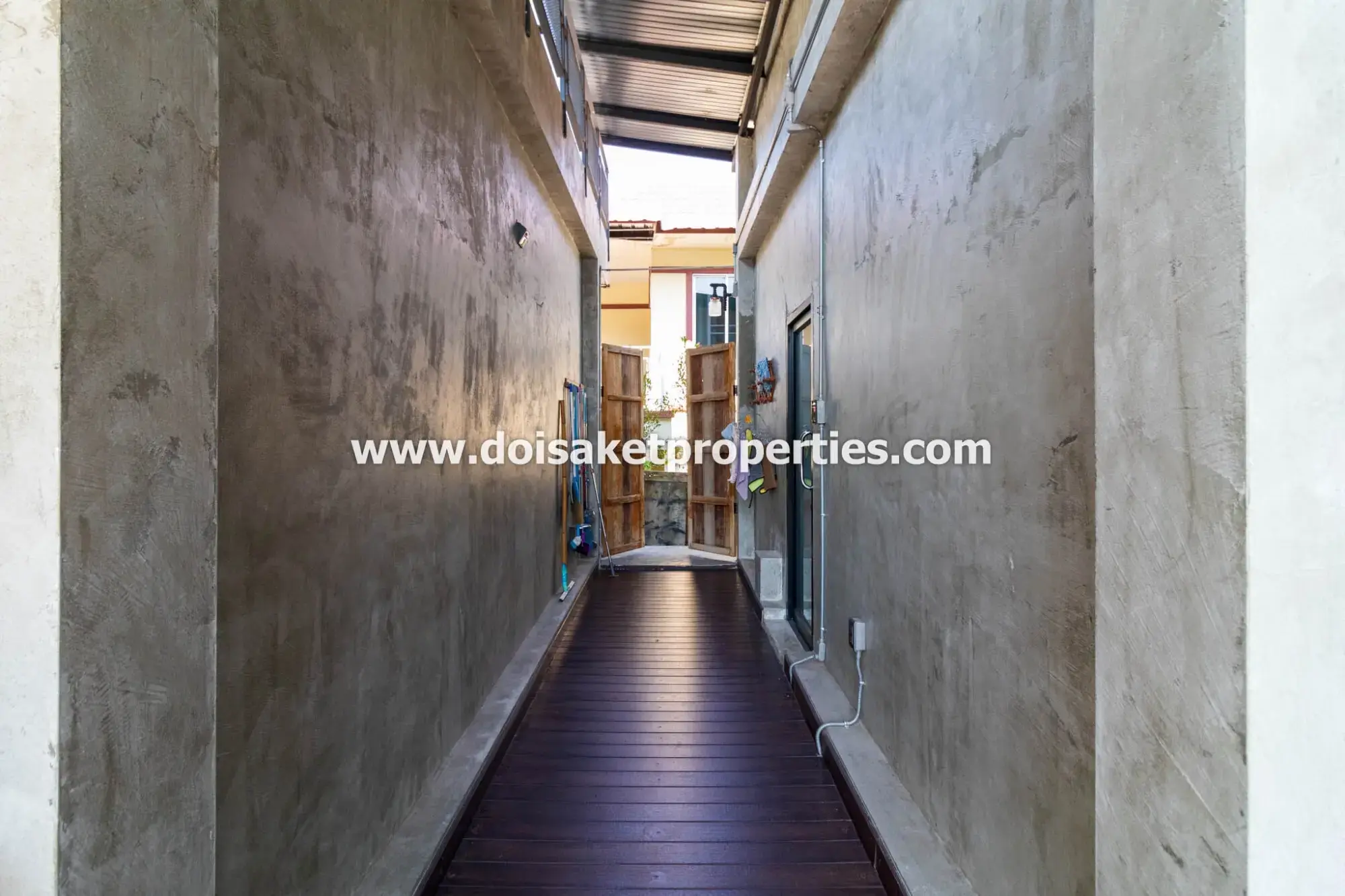(HS365-06) Beautifully-Designed 4-Bedroom Modern Home with 2-Bedroom Guest House for Sale in Luang Nuea, Doi Saket