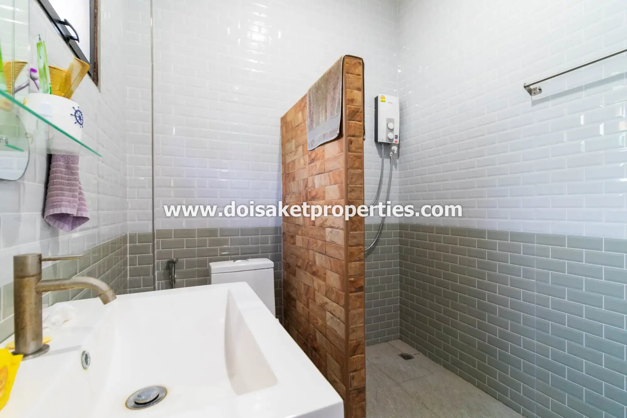 (HS365-06) Beautifully-Designed 4-Bedroom Modern Home with 2-Bedroom Guest House for Sale in Luang Nuea, Doi Saket