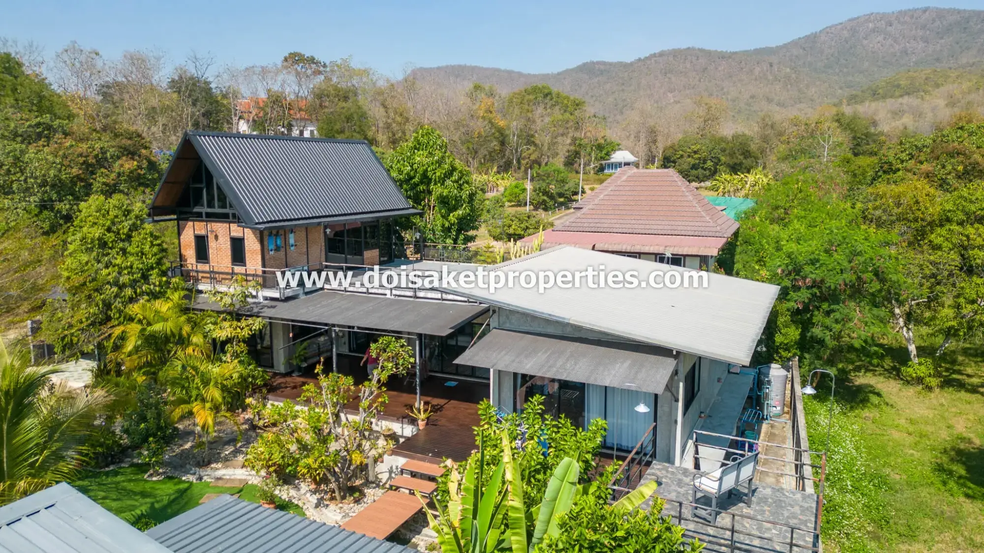 (HS365-06) Beautifully-Designed 4-Bedroom Modern Home with 2-Bedroom Guest House for Sale in Luang Nuea, Doi Saket