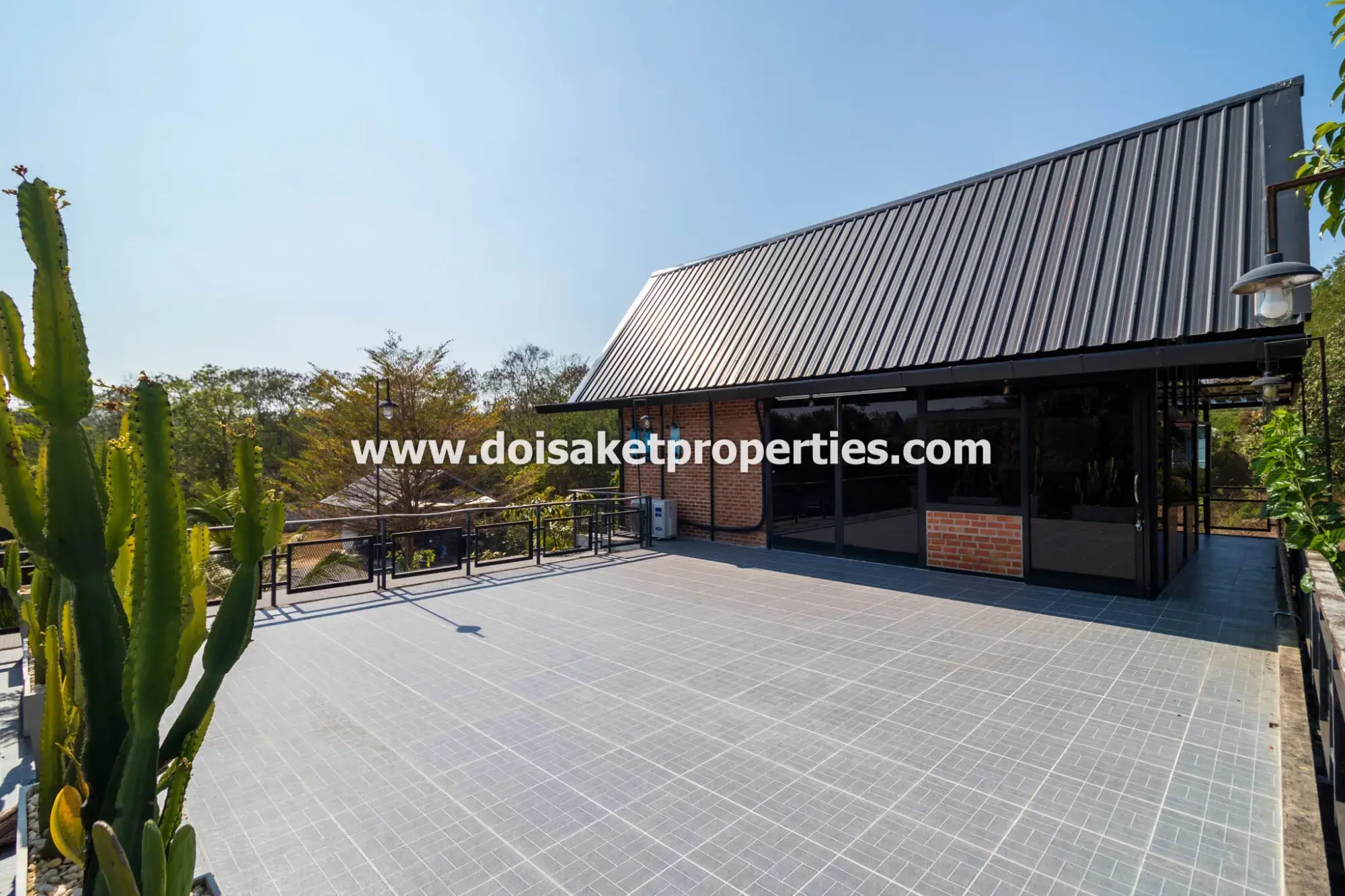 (HS365-06) Beautifully-Designed 4-Bedroom Modern Home with 2-Bedroom Guest House for Sale in Luang Nuea, Doi Saket