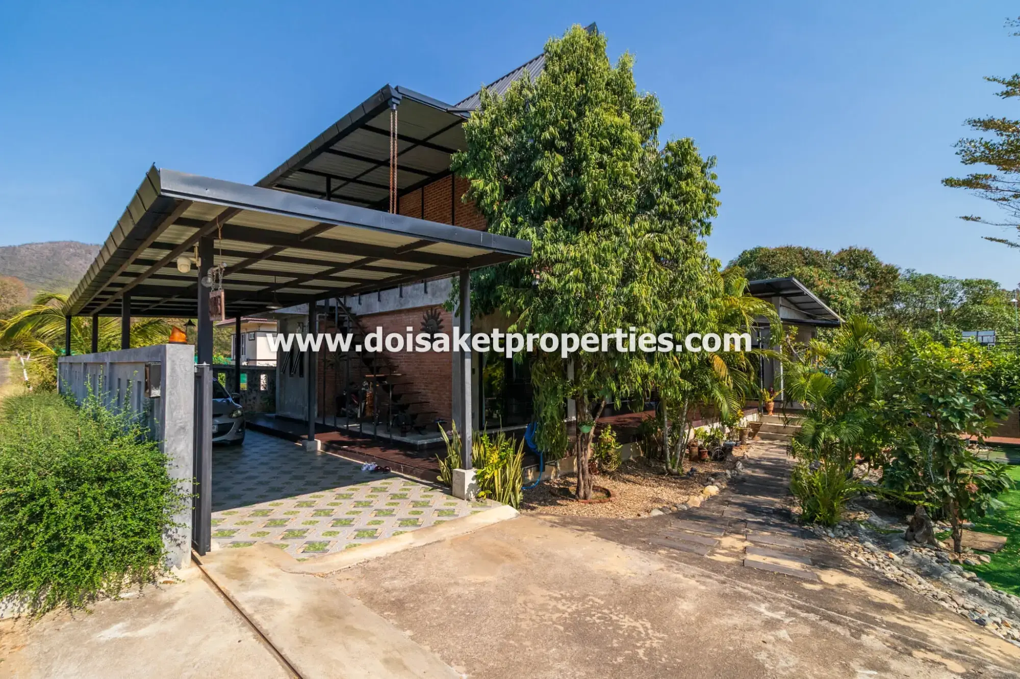 (HS365-06) Beautifully-Designed 4-Bedroom Modern Home with 2-Bedroom Guest House for Sale in Luang Nuea, Doi Saket