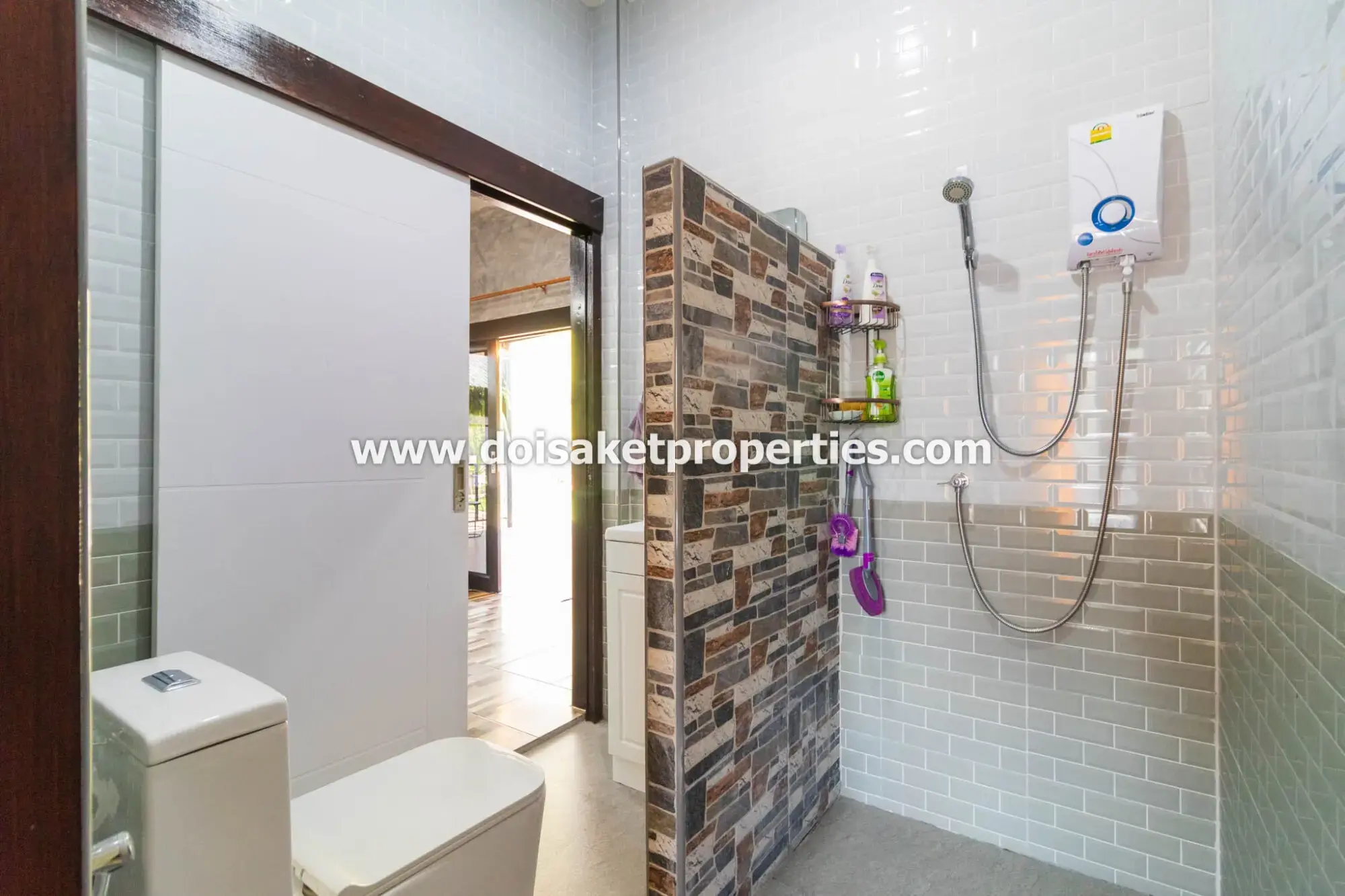 (HS365-06) Beautifully-Designed 4-Bedroom Modern Home with 2-Bedroom Guest House for Sale in Luang Nuea, Doi Saket