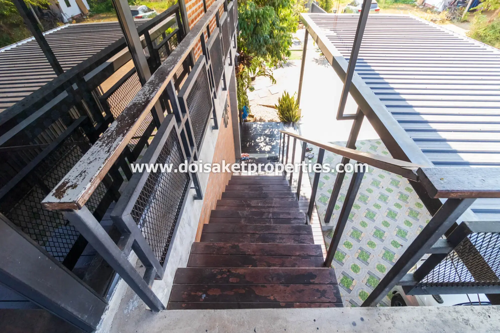 (HS365-06) Beautifully-Designed 4-Bedroom Modern Home with 2-Bedroom Guest House for Sale in Luang Nuea, Doi Saket