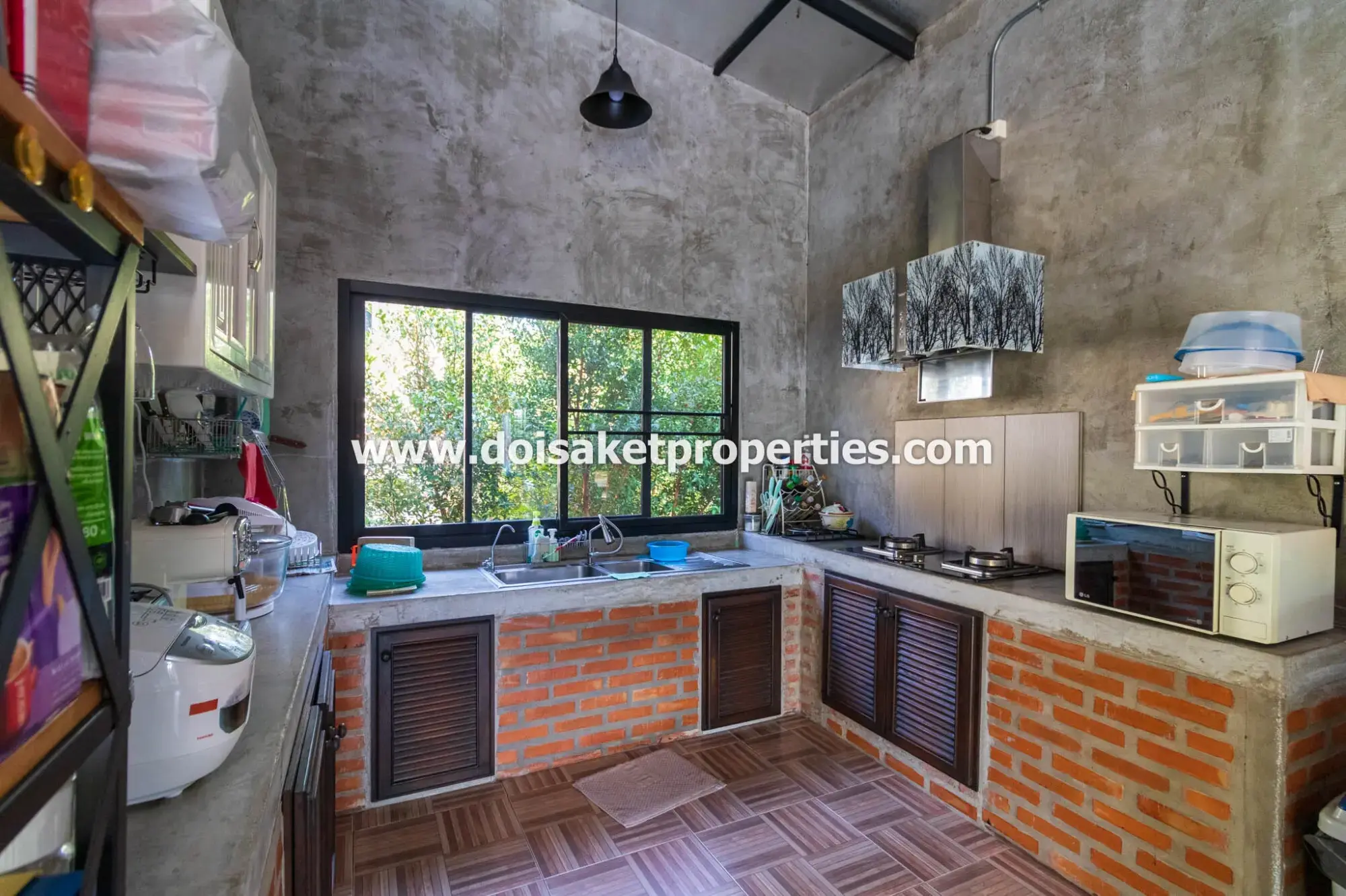 (HS365-06) Beautifully-Designed 4-Bedroom Modern Home with 2-Bedroom Guest House for Sale in Luang Nuea, Doi Saket