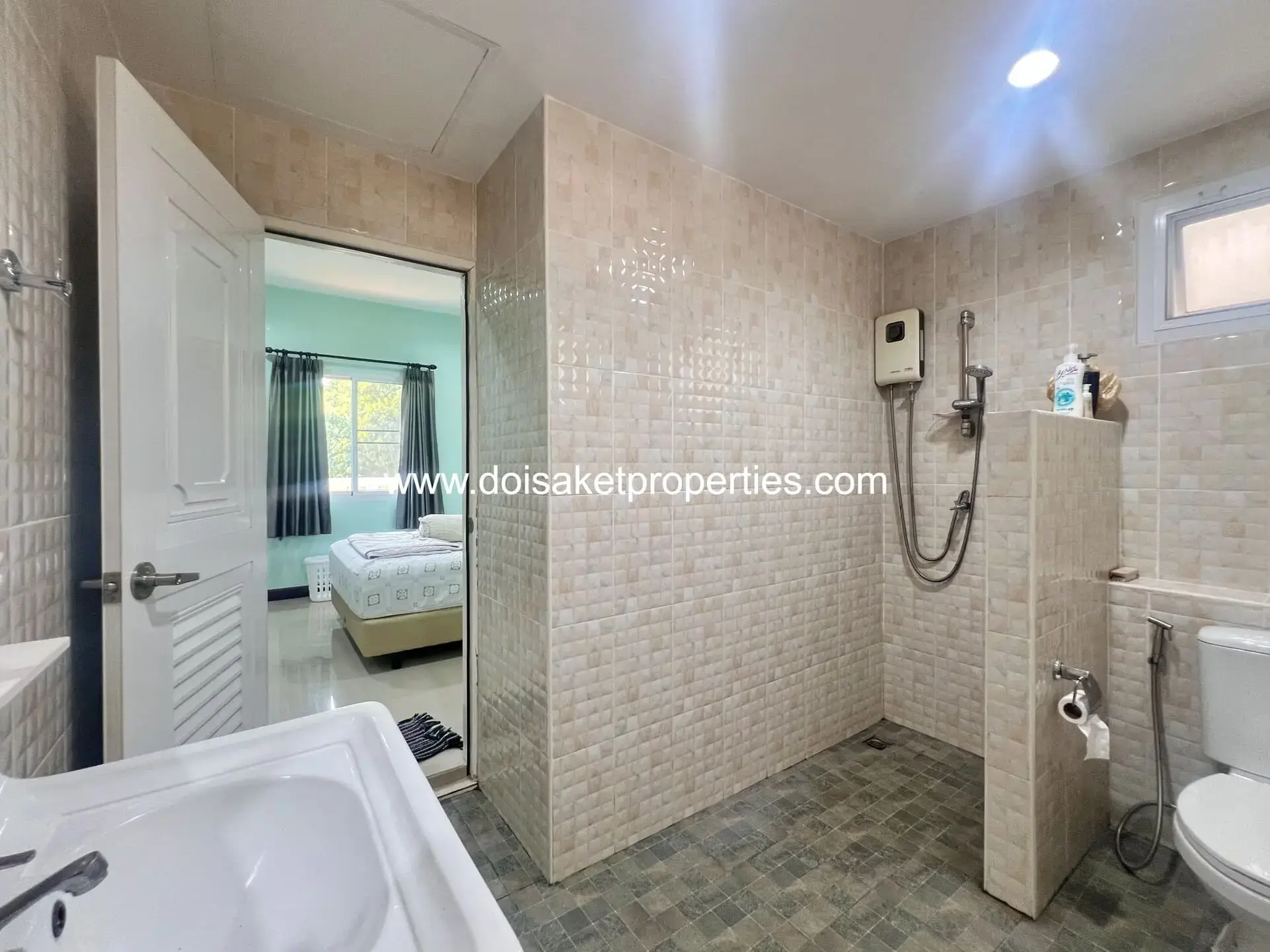 (HS375-01) 1+ Rai Property on a Main Road with Many Business Opportunities for Sale in Luang Nuea, Doi Saket