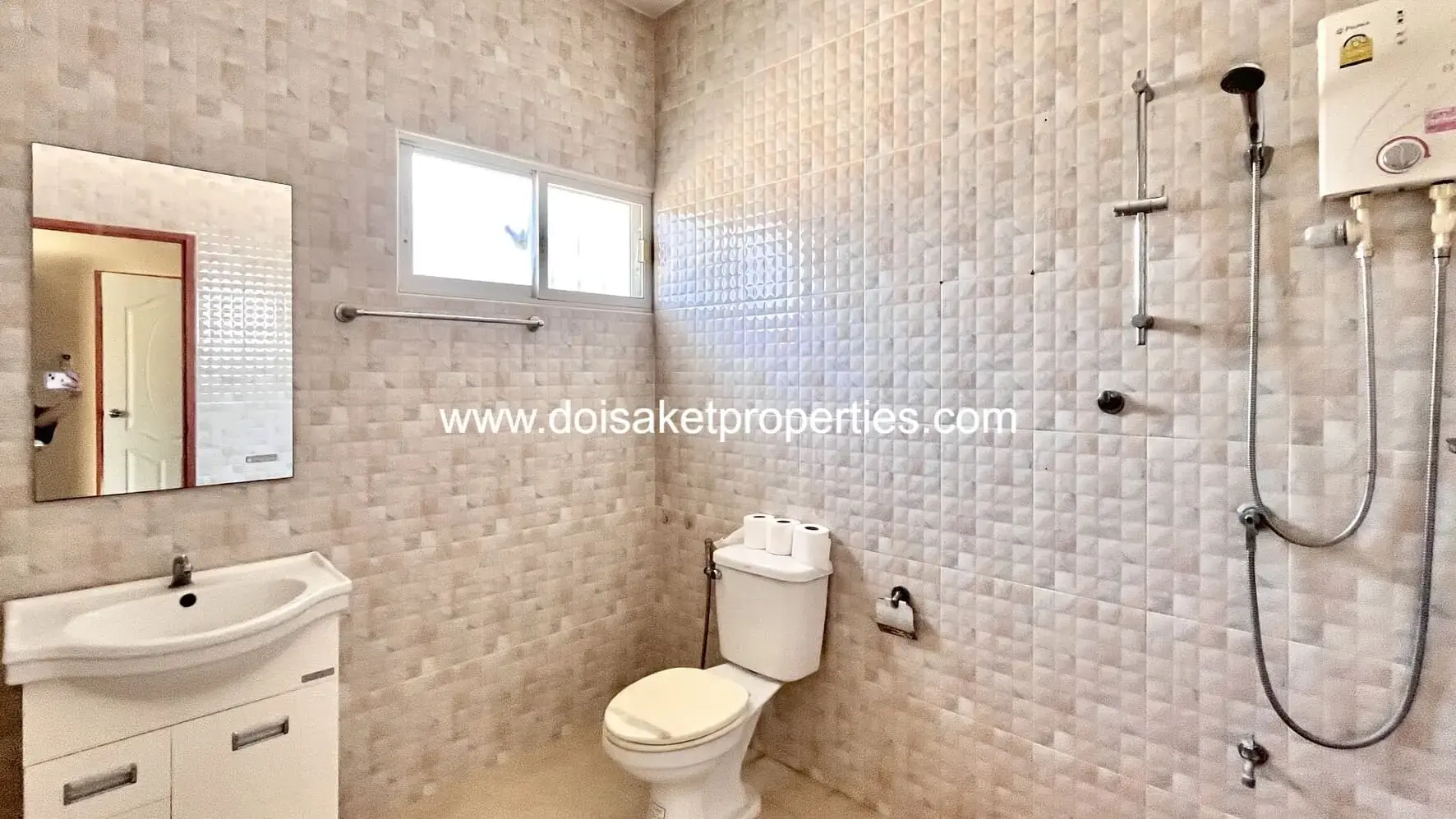 (HR228-03) Great 3-Bedroom Family Home for Rent in Talat Khwan, Doi Saket, Chiang Mai