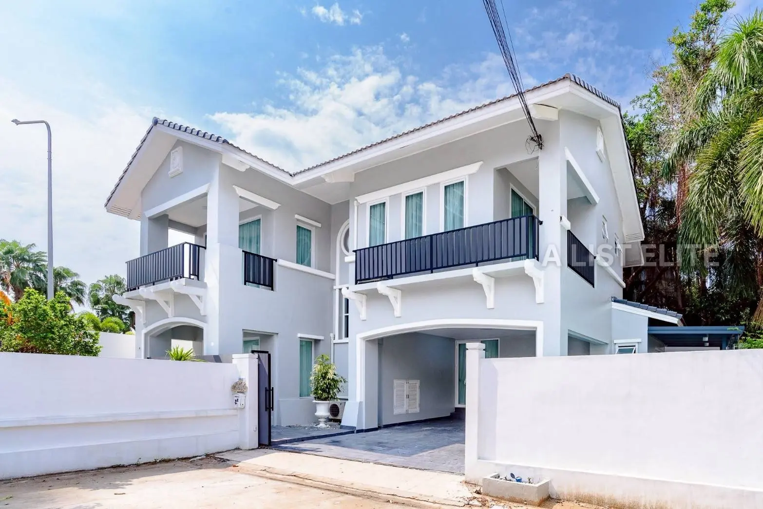 บ้านฟ้าริมหาด - พูลวิลล่าสไตล์โมเดิร์น ใกล้หาดจอมเทียนเพียง 300 เมตร