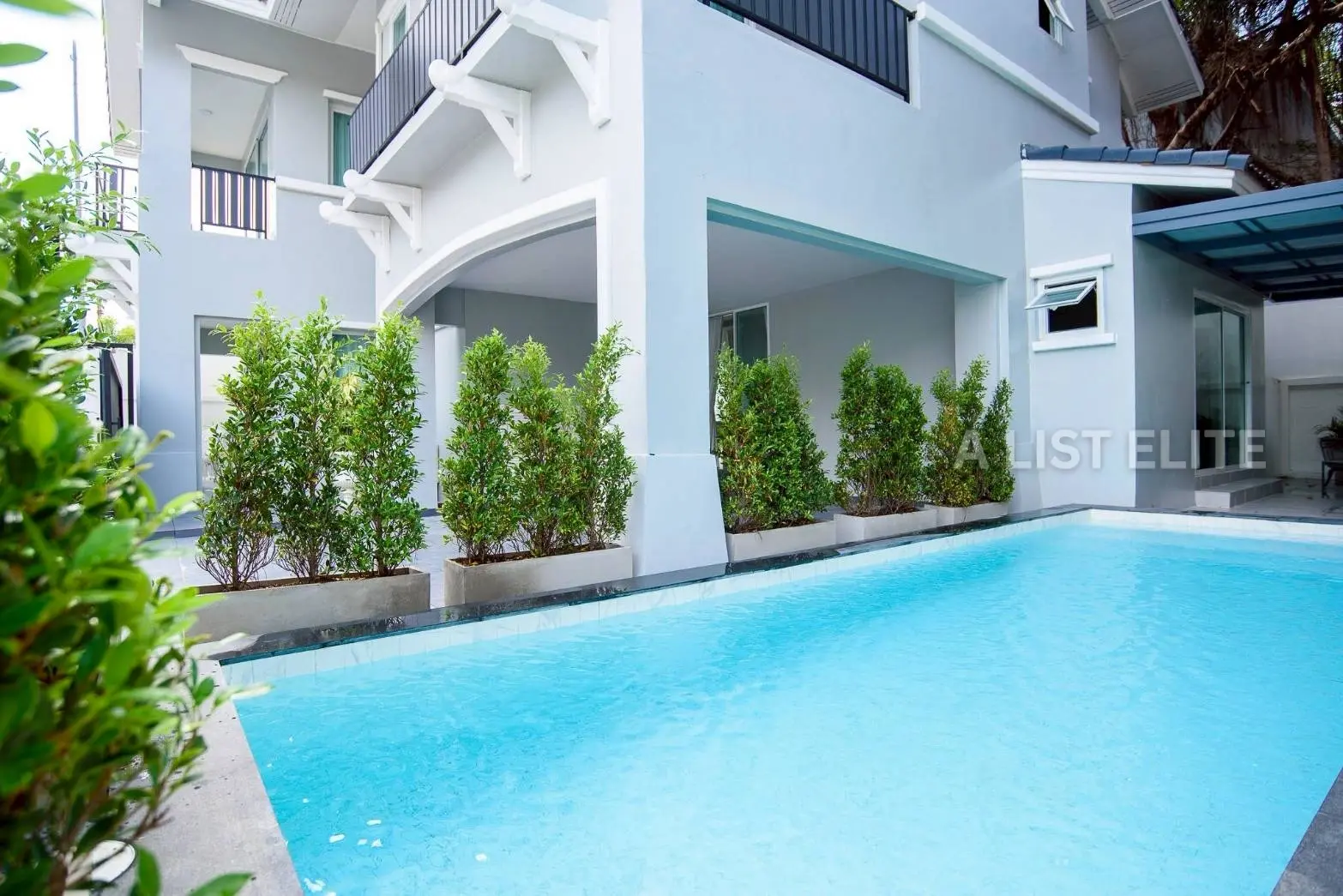 บ้านฟ้าริมหาด - พูลวิลล่าสไตล์โมเดิร์น ใกล้หาดจอมเทียนเพียง 300 เมตร