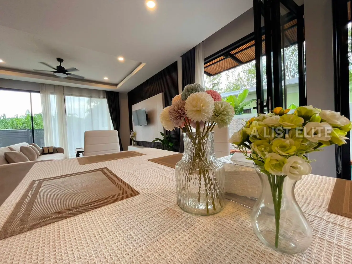 บ้านเดี่ยวหรูพร้อมสระว่ายน้ำ - ห้วยใหญ่
