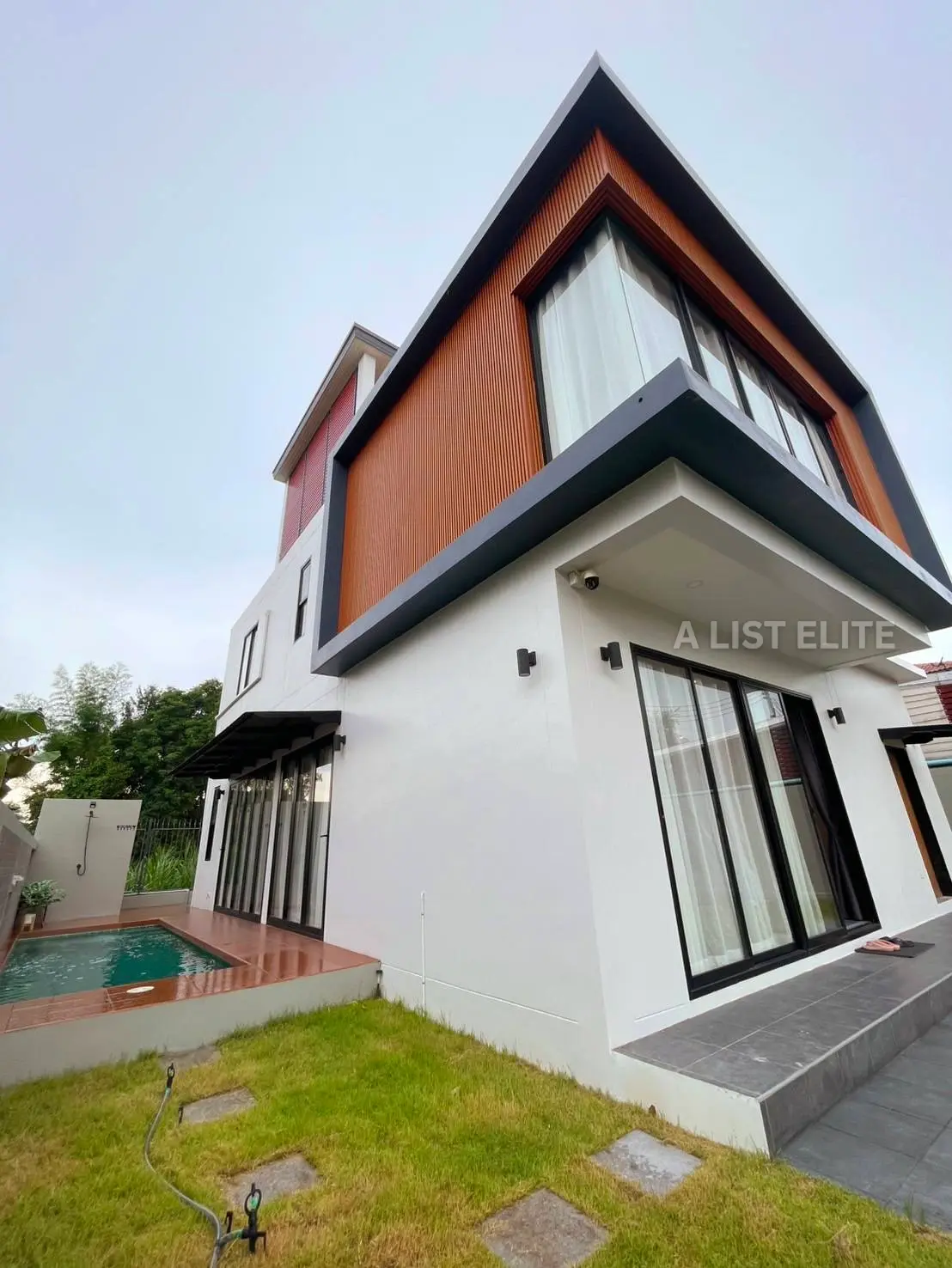 บ้านเดี่ยวหรูพร้อมสระว่ายน้ำ - ห้วยใหญ่