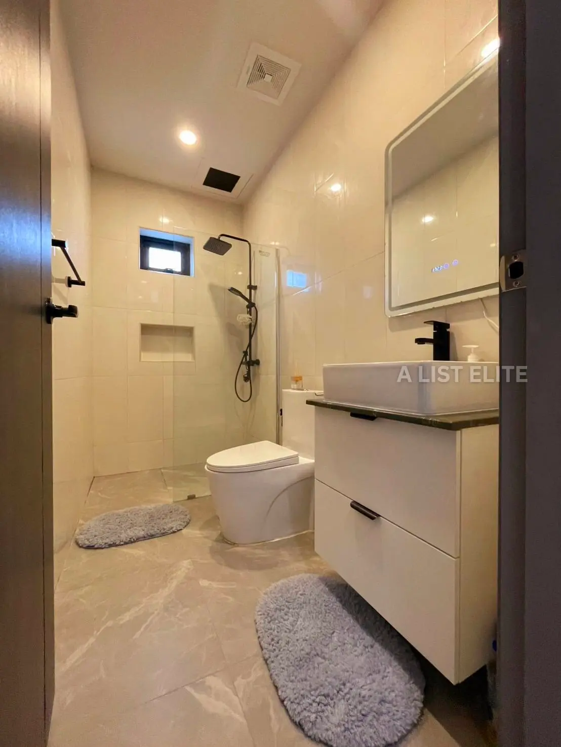 บ้านเดี่ยวหรูพร้อมสระว่ายน้ำ - ห้วยใหญ่