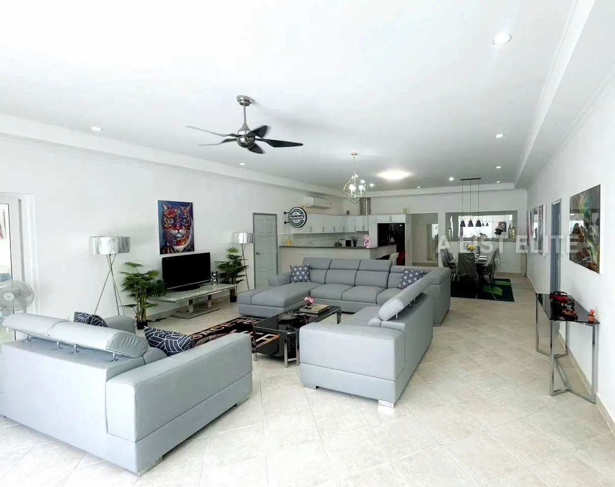 Beachfront Villa Paradise at Majestic Residence on Prathamnak Hill