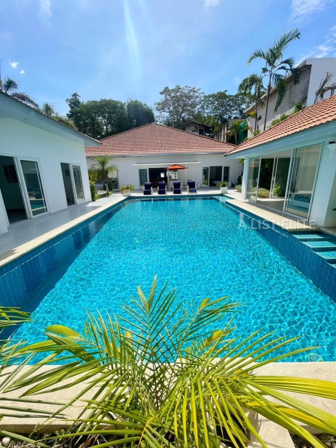 วิลล่าริมหาดสวรรค์ ณ Majestic Residence บนเขาพระตำหนัก