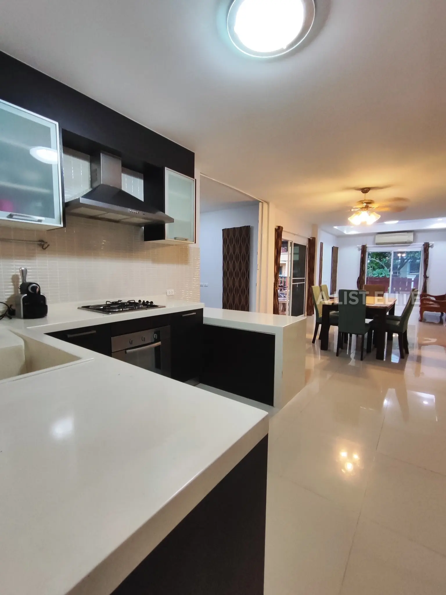 บ้านเดี่ยวหรูในโครงการทรอปิคอลวิลเลจ - สวรรค์แห่งพัทยาของคุณ
