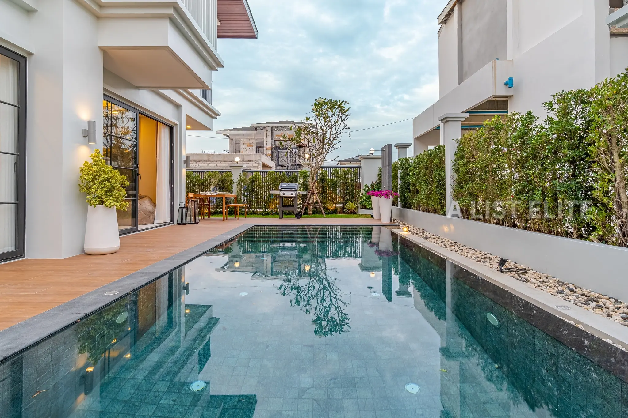 บ้านสไตล์คลาสสิกหรูหราใน Rungsii Village, พัทยา