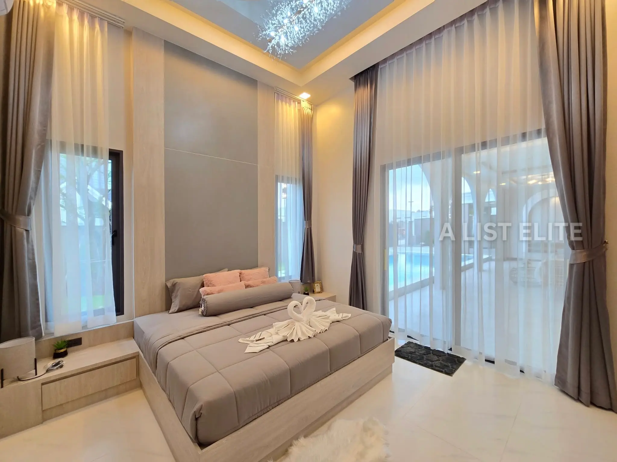 วิลล่าสระว่ายน้ำสไตล์ Modern Classic ในพัทยา - บ้านในฝันของคุณกำลังรออยู่!