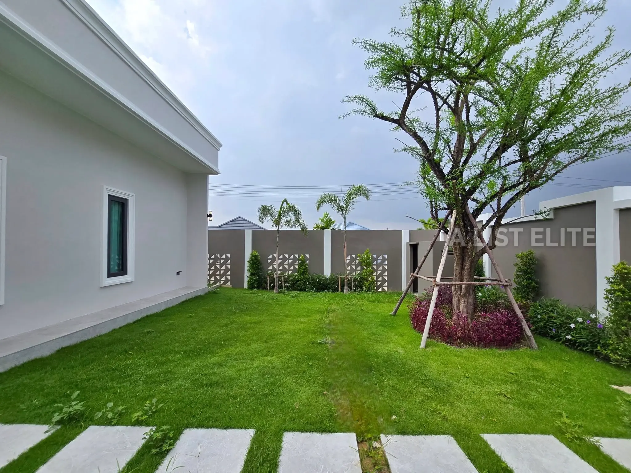 วิลล่าสระว่ายน้ำสไตล์ Modern Classic ในพัทยา - บ้านในฝันของคุณกำลังรออยู่!