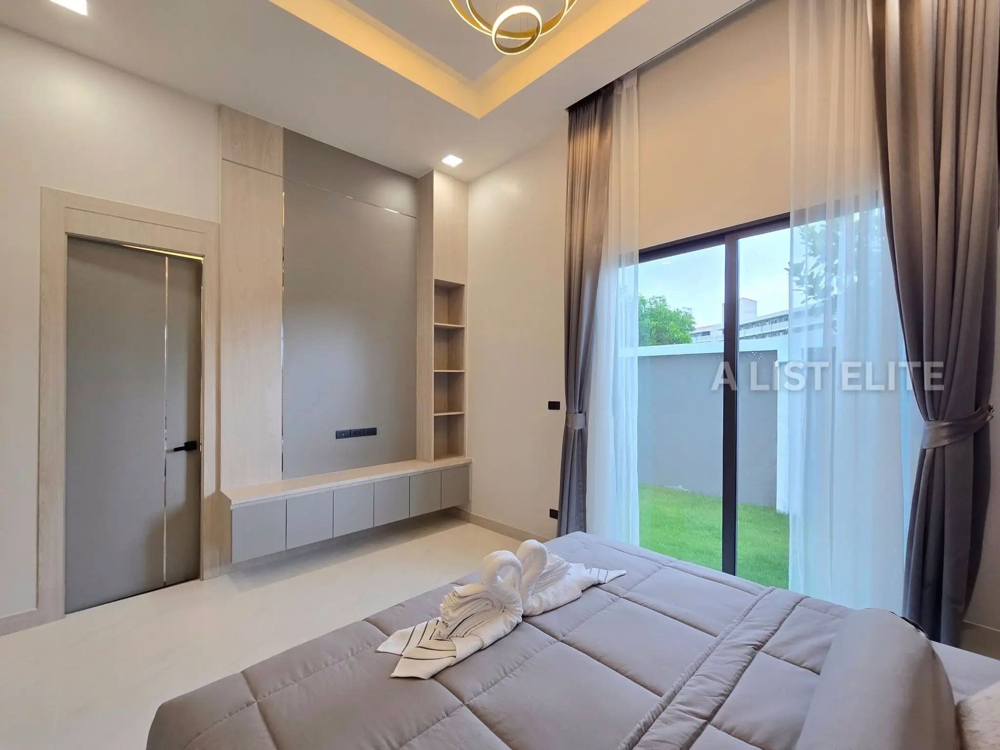วิลล่าสระว่ายน้ำสไตล์ Modern Classic ในพัทยา - บ้านในฝันของคุณกำลังรออยู่!