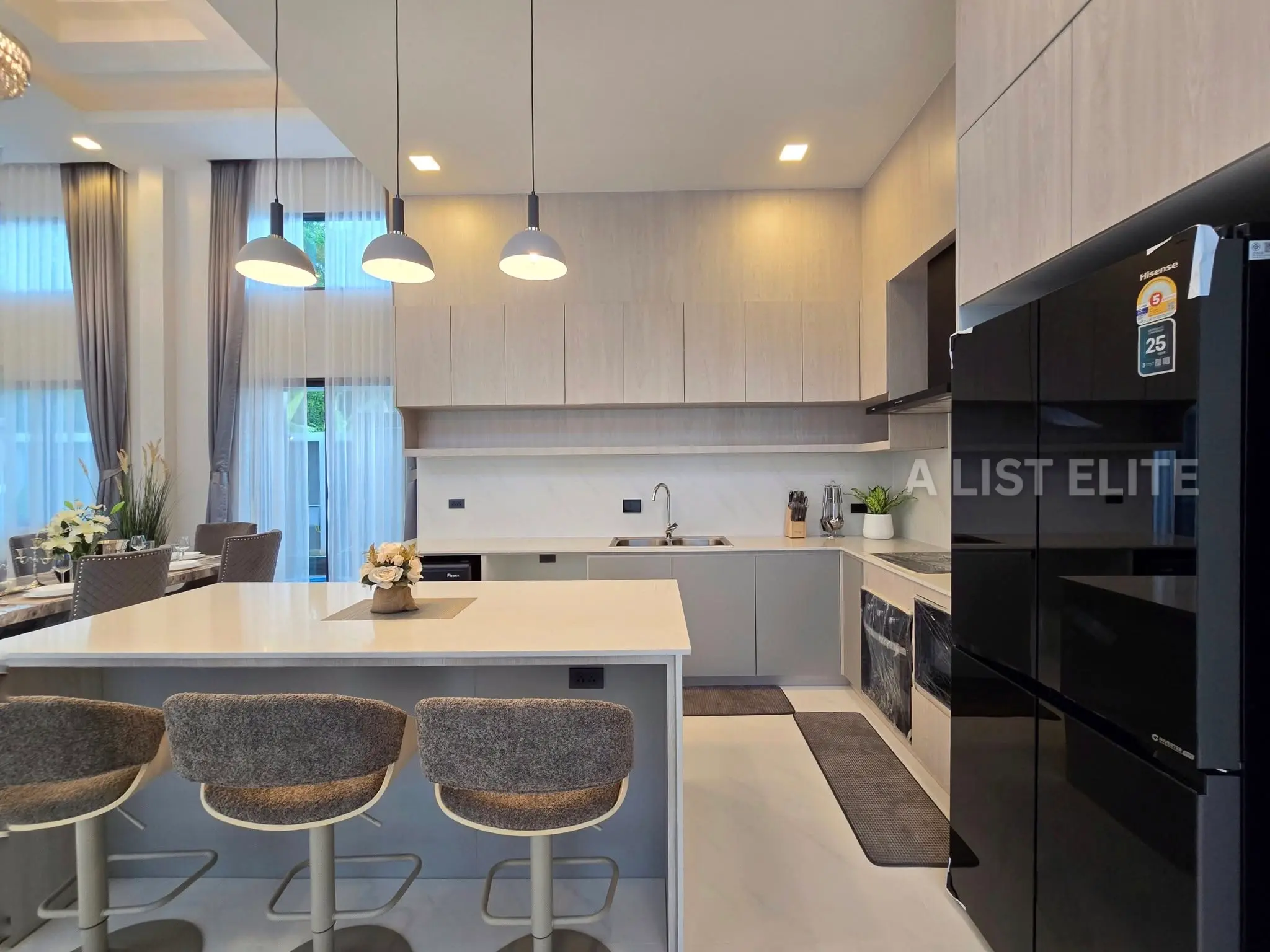 วิลล่าสระว่ายน้ำสไตล์ Modern Classic ในพัทยา - บ้านในฝันของคุณกำลังรออยู่!
