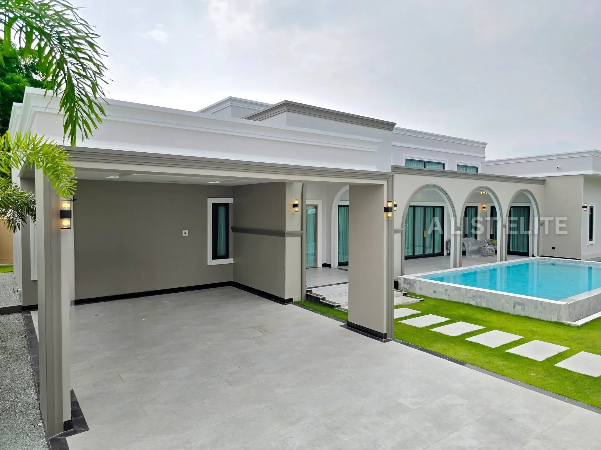 วิลล่าสระว่ายน้ำสไตล์ Modern Classic ในพัทยา - บ้านในฝันของคุณกำลังรออยู่!